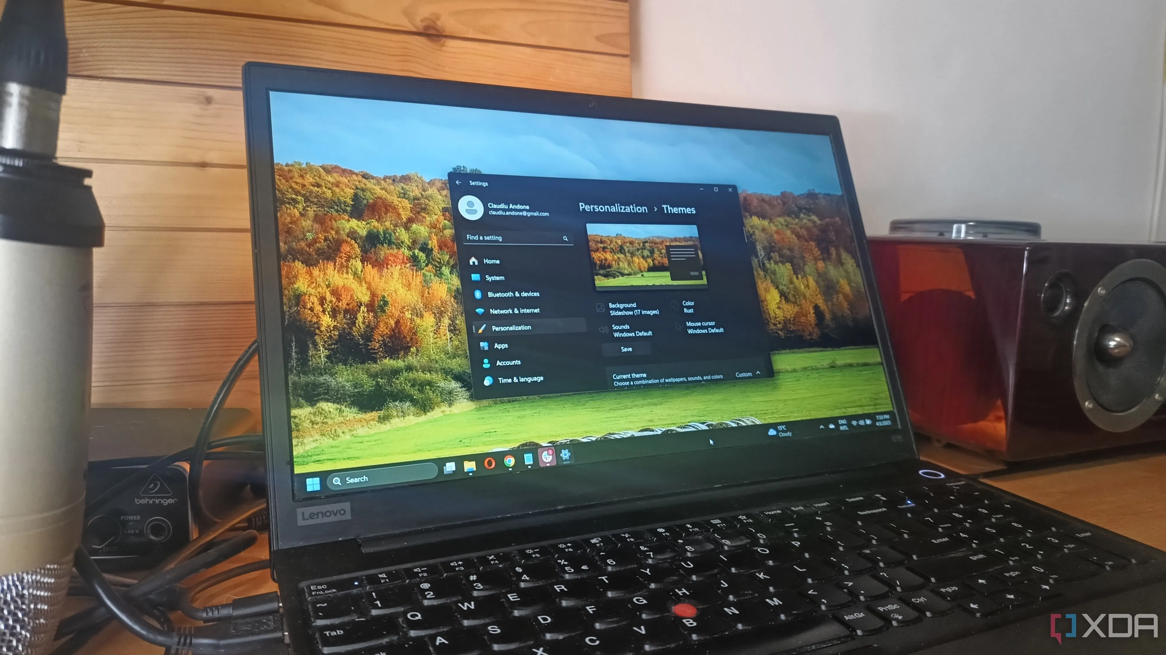 Màn hình laptop hiển thị giao diện tùy chỉnh chủ đề trên Windows 11, biểu trưng cho trải nghiệm người dùng hiện đại.