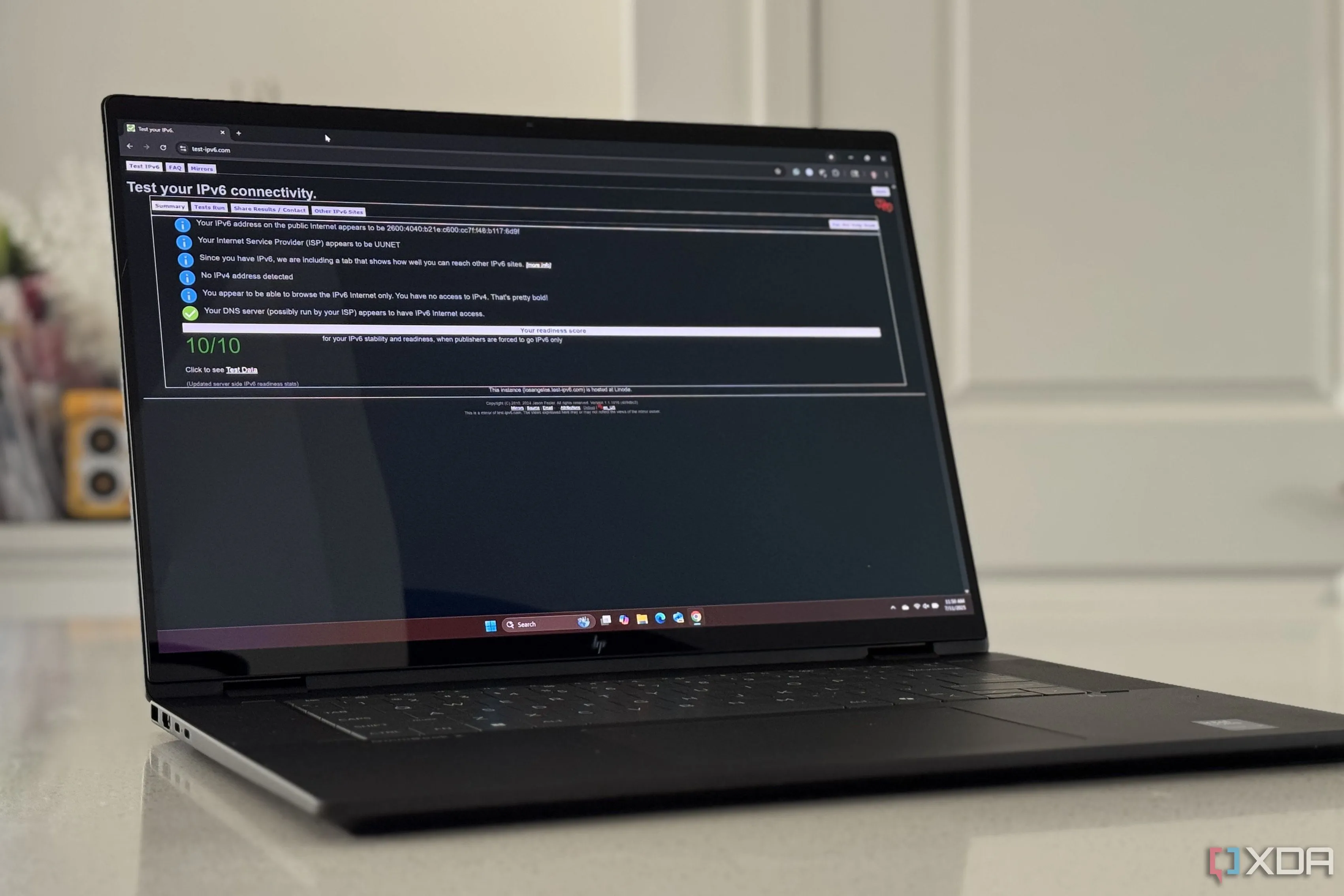 Màn hình laptop hiển thị trang web kiểm tra kết nối IPv6