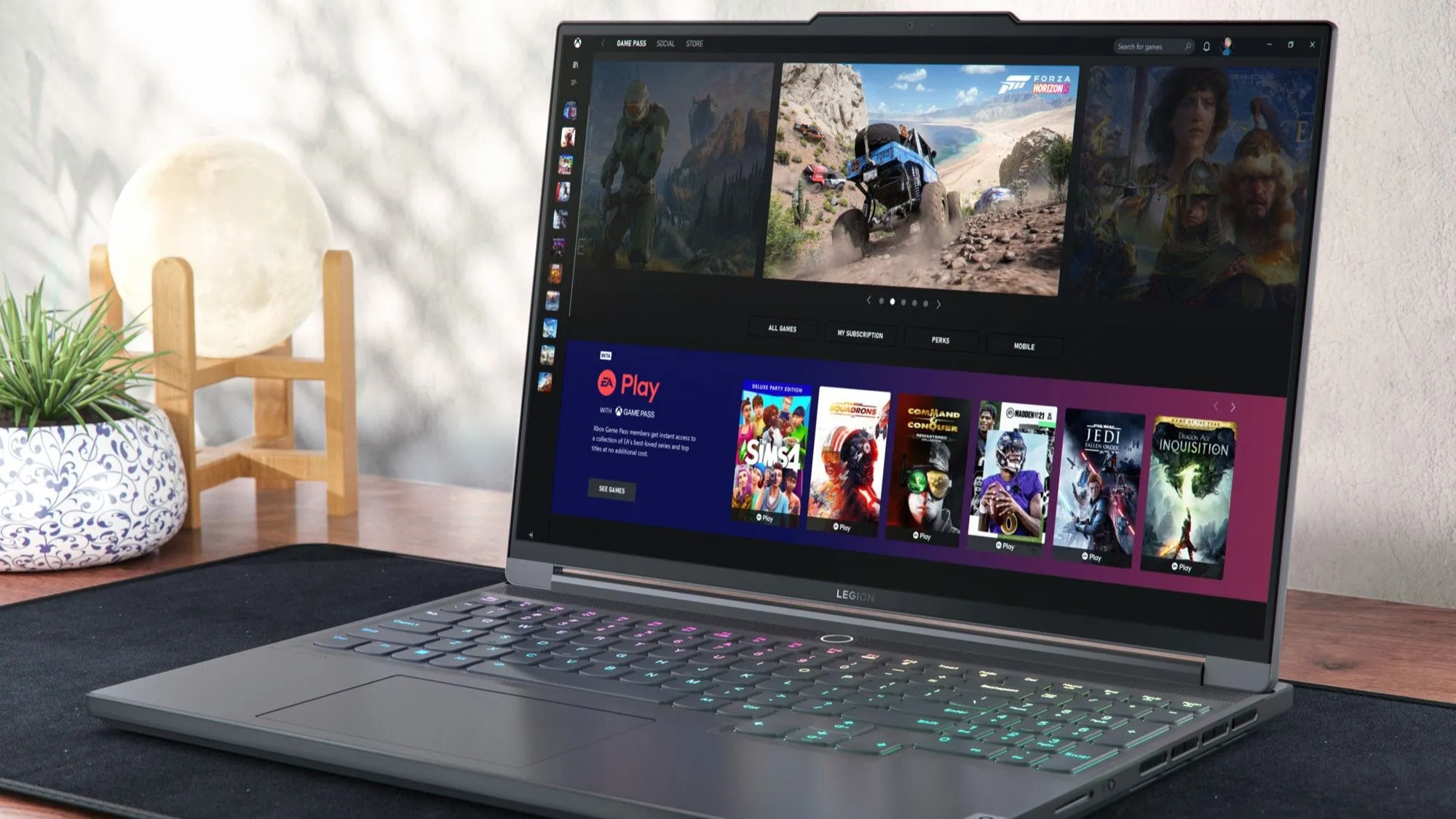 Màn hình laptop Legion Slim 7i hiển thị giao diện Xbox Game Pass, minh họa khả năng chơi Doom: The Dark Ages qua dịch vụ này.