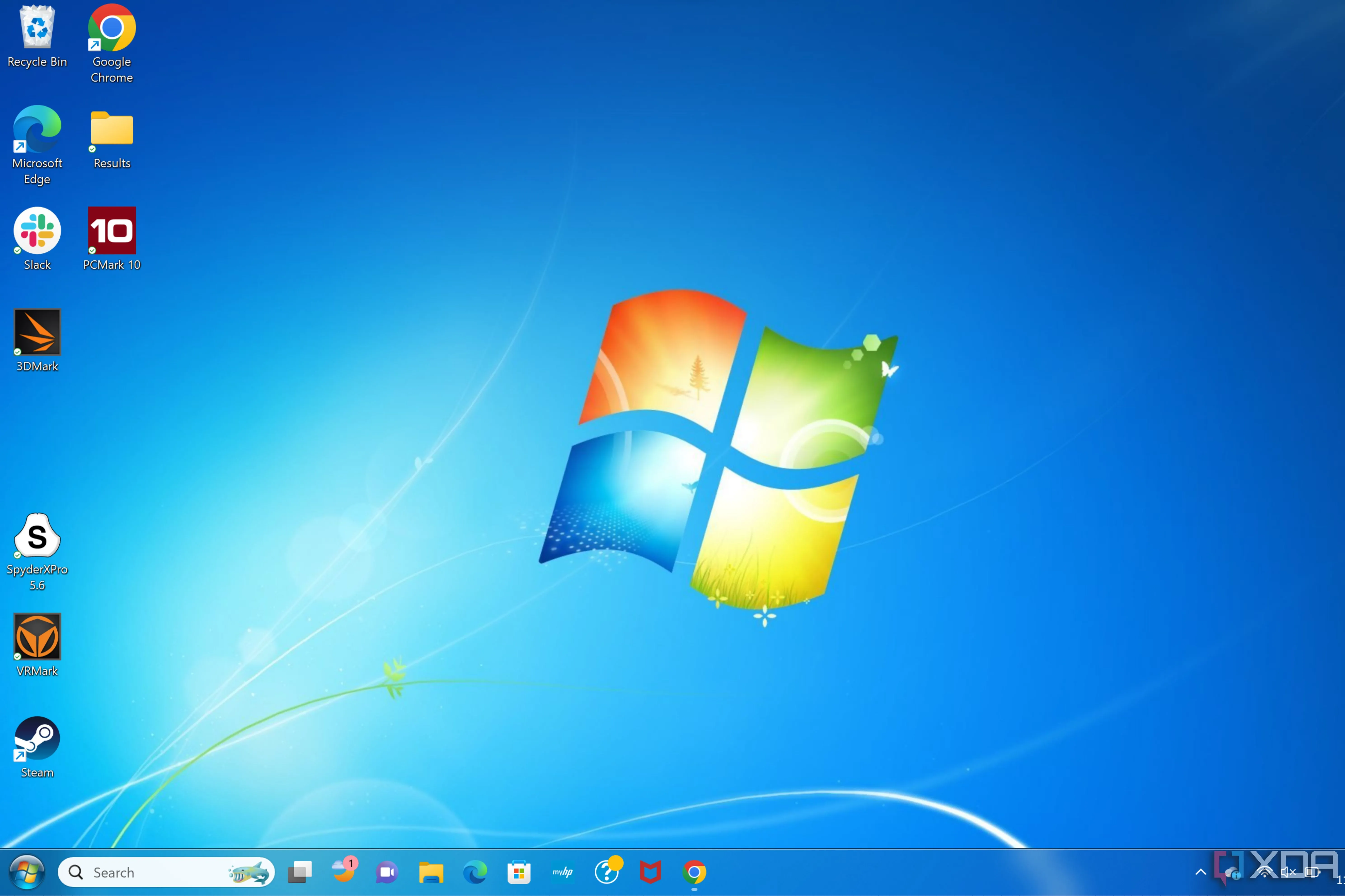 Màn hình laptop Windows 11 được tùy biến với giao diện Windows 7, thể hiện mong muốn hoài niệm về phiên bản cũ