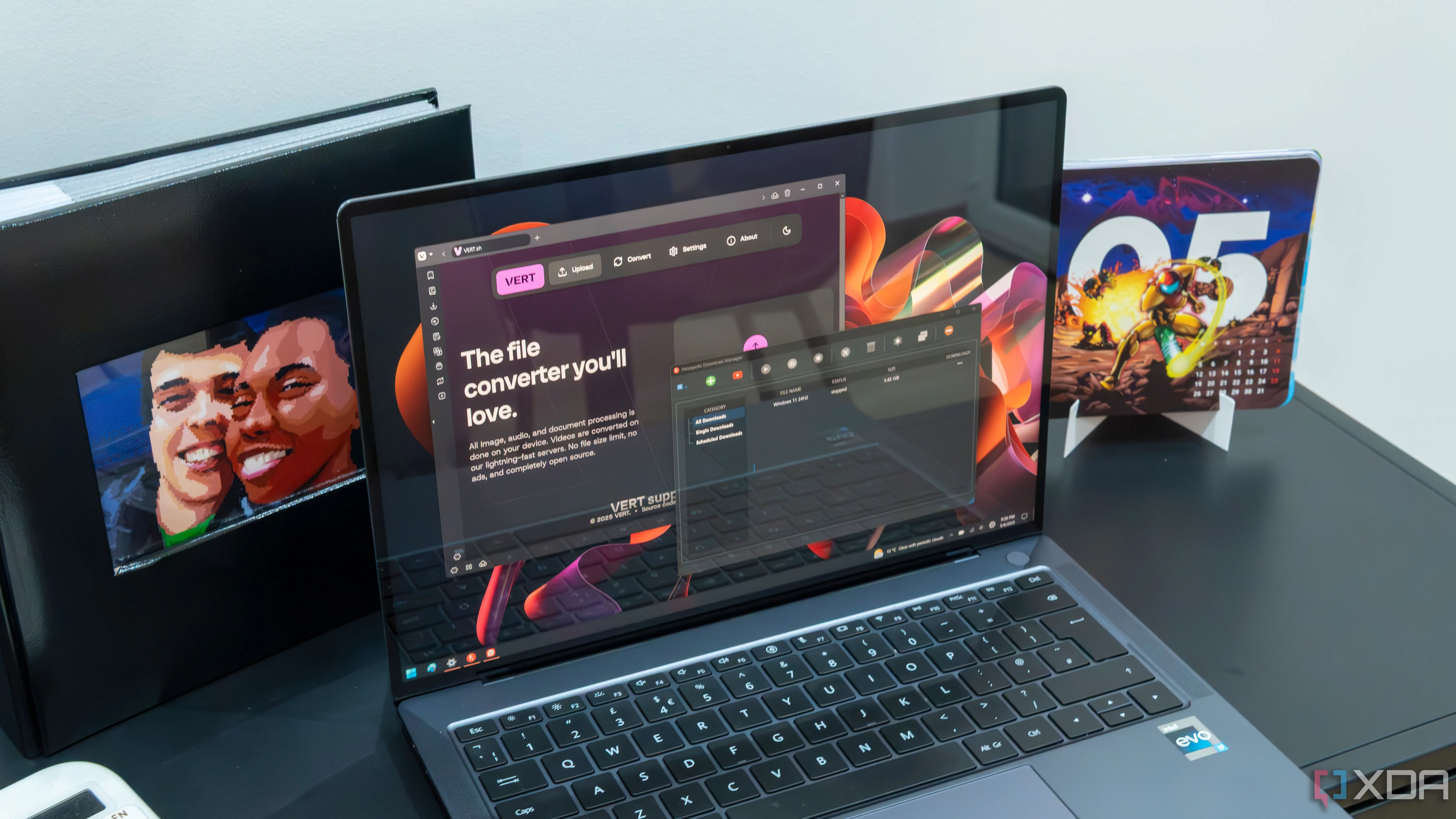 Màn hình laptop Windows 11 hiển thị ứng dụng Persepolis và Vert trong trình duyệt