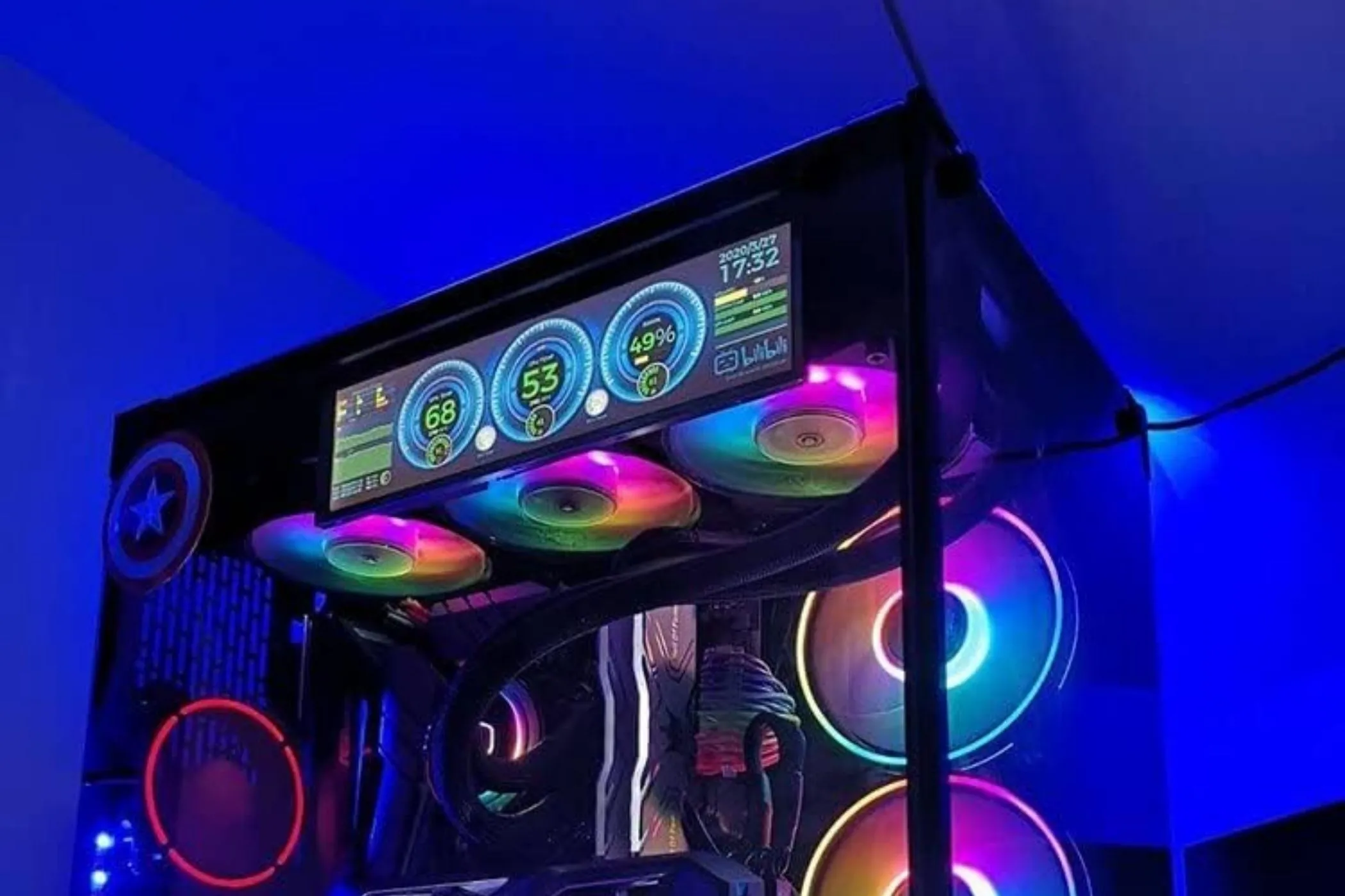 Màn hình LED IPS hiển thị thông số được lắp đặt trên vỏ case PC