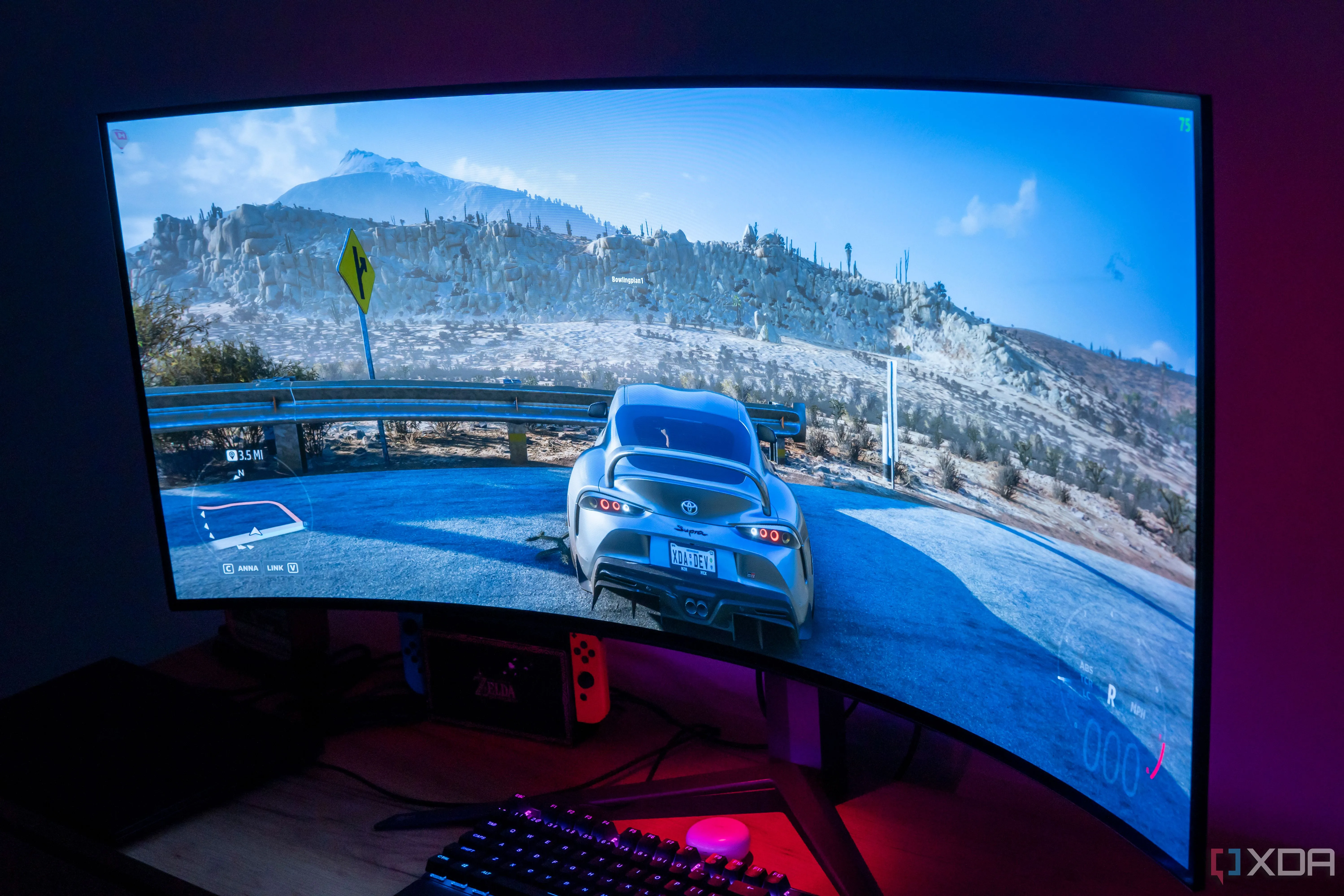 Màn hình LG UltraGear 45GR95QE hiển thị game đua xe trong phòng tối