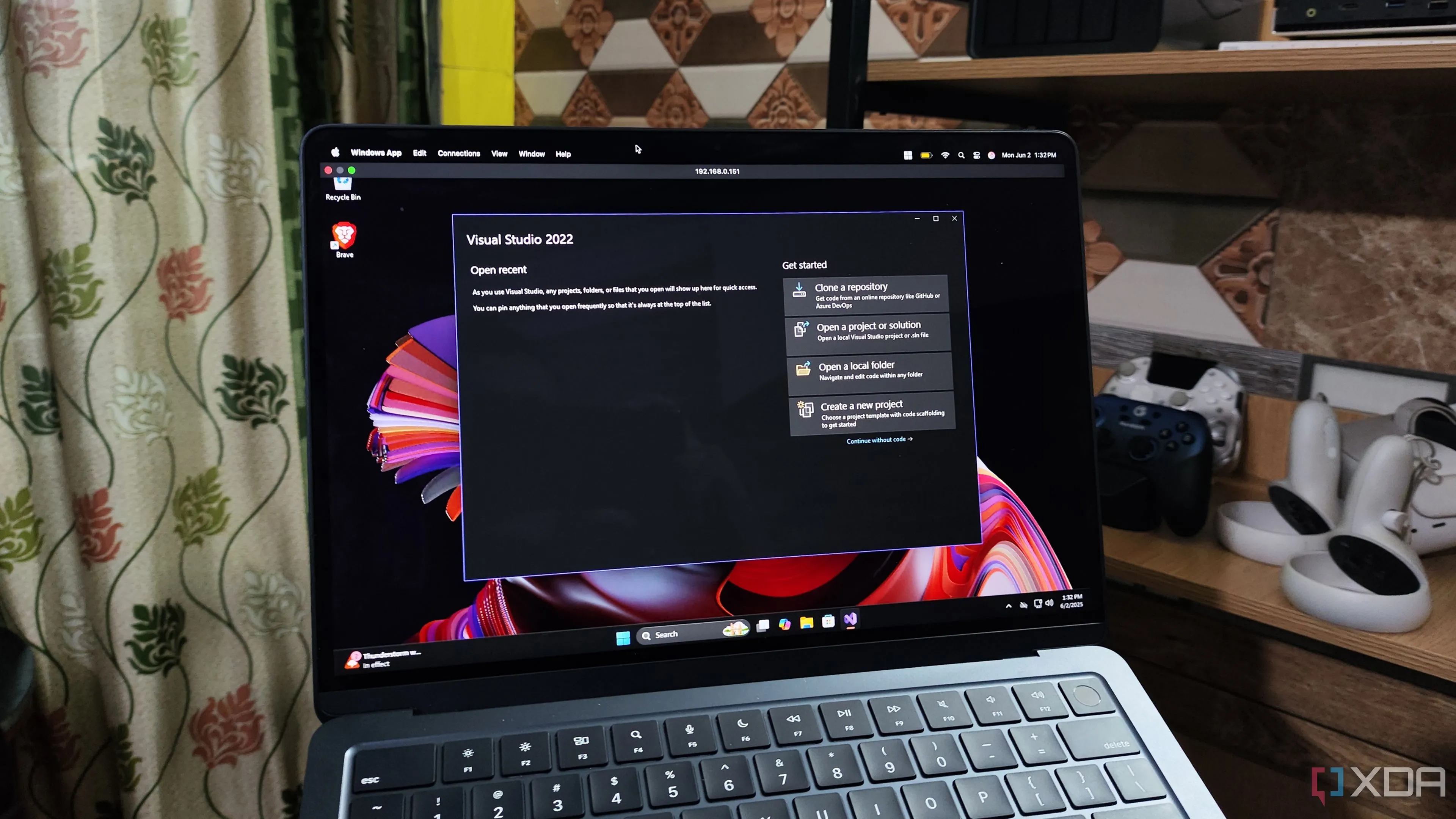 Màn hình MacBook hiển thị ứng dụng truy cập môi trường phát triển Windows 11 chạy trên máy ảo Proxmox, minh họa khả năng làm việc linh hoạt