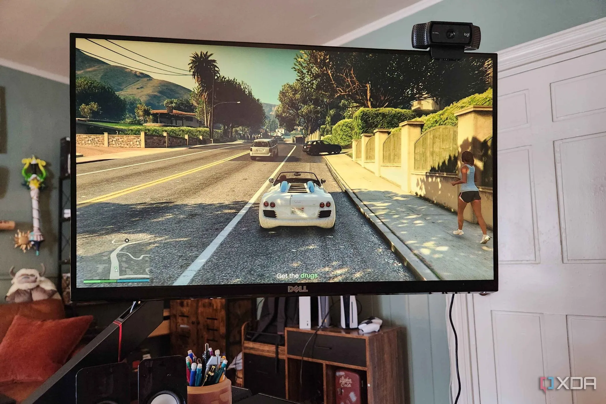 Màn hình máy tính hiển thị cảnh chơi GTA V trong môi trường văn phòng