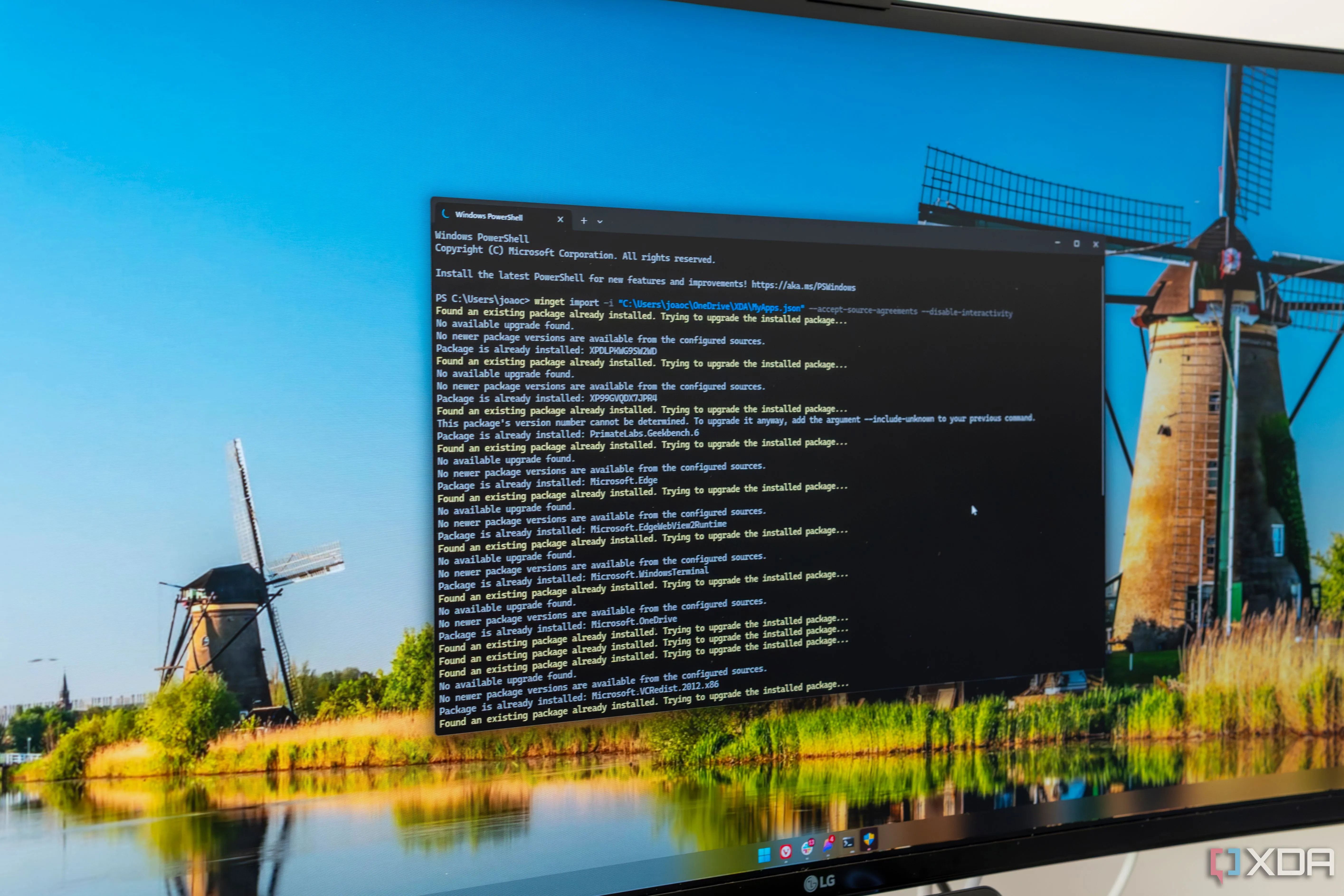 Màn hình máy tính hiển thị Windows Terminal nhập danh sách gói ứng dụng để cài đặt tự động