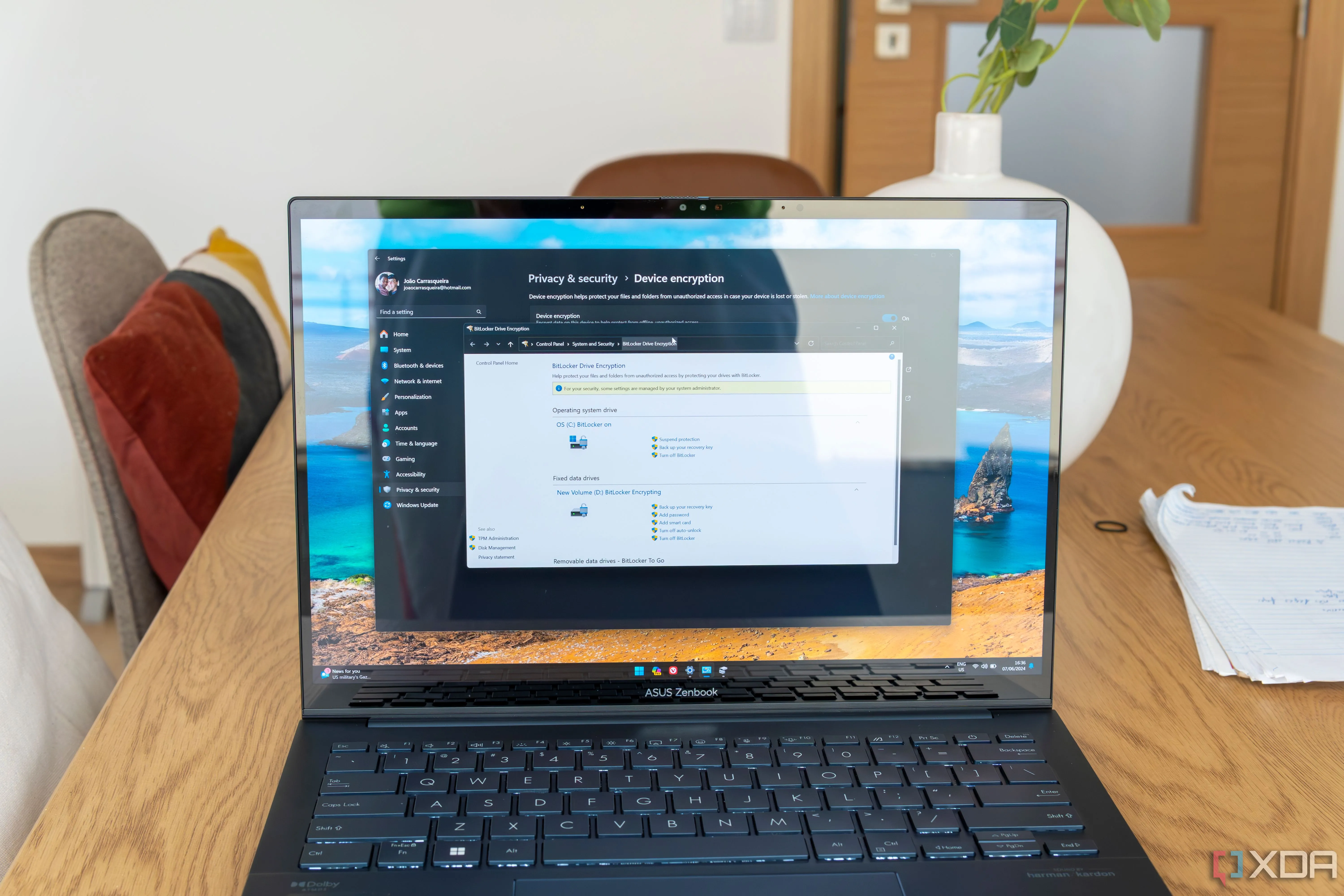 Màn hình máy tính xách tay chạy Windows 11 hiển thị cài đặt BitLocker Drive Encryption, cho phép người dùng bật/tắt mã hóa ổ đĩa
