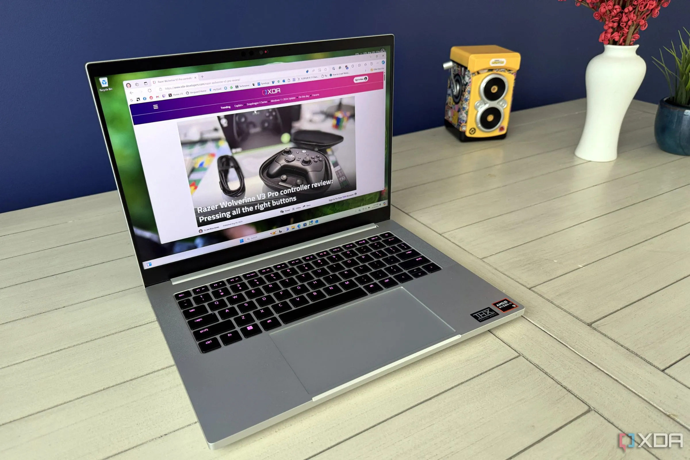 Màn hình máy tính xách tay Razer Blade 14 2024 hiển thị trang web, cảnh báo về các mối đe dọa lừa đảo trực tuyến