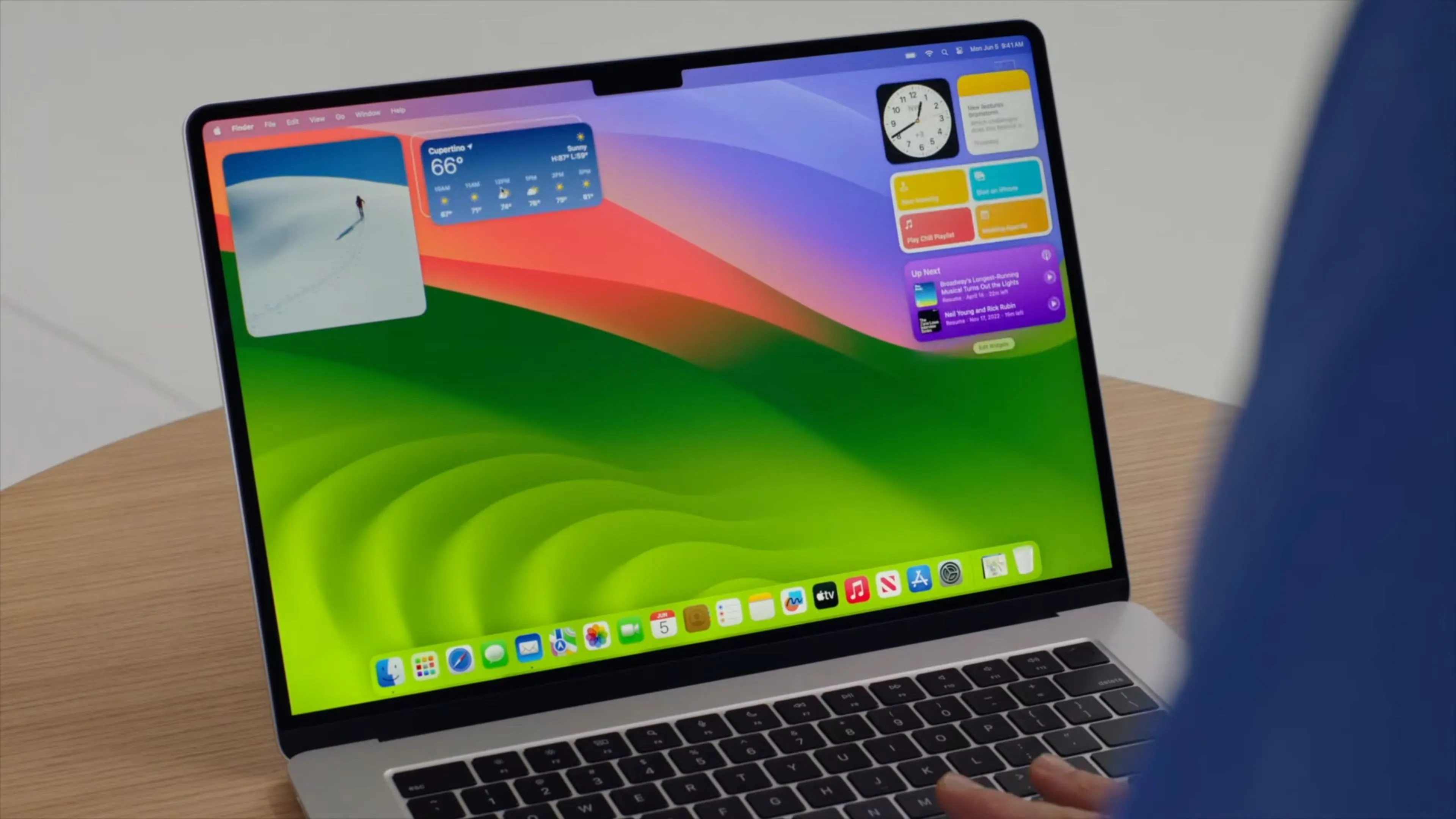 Màn hình nền macOS Sonoma với các widget tiện ích trên màn hình ultrawide