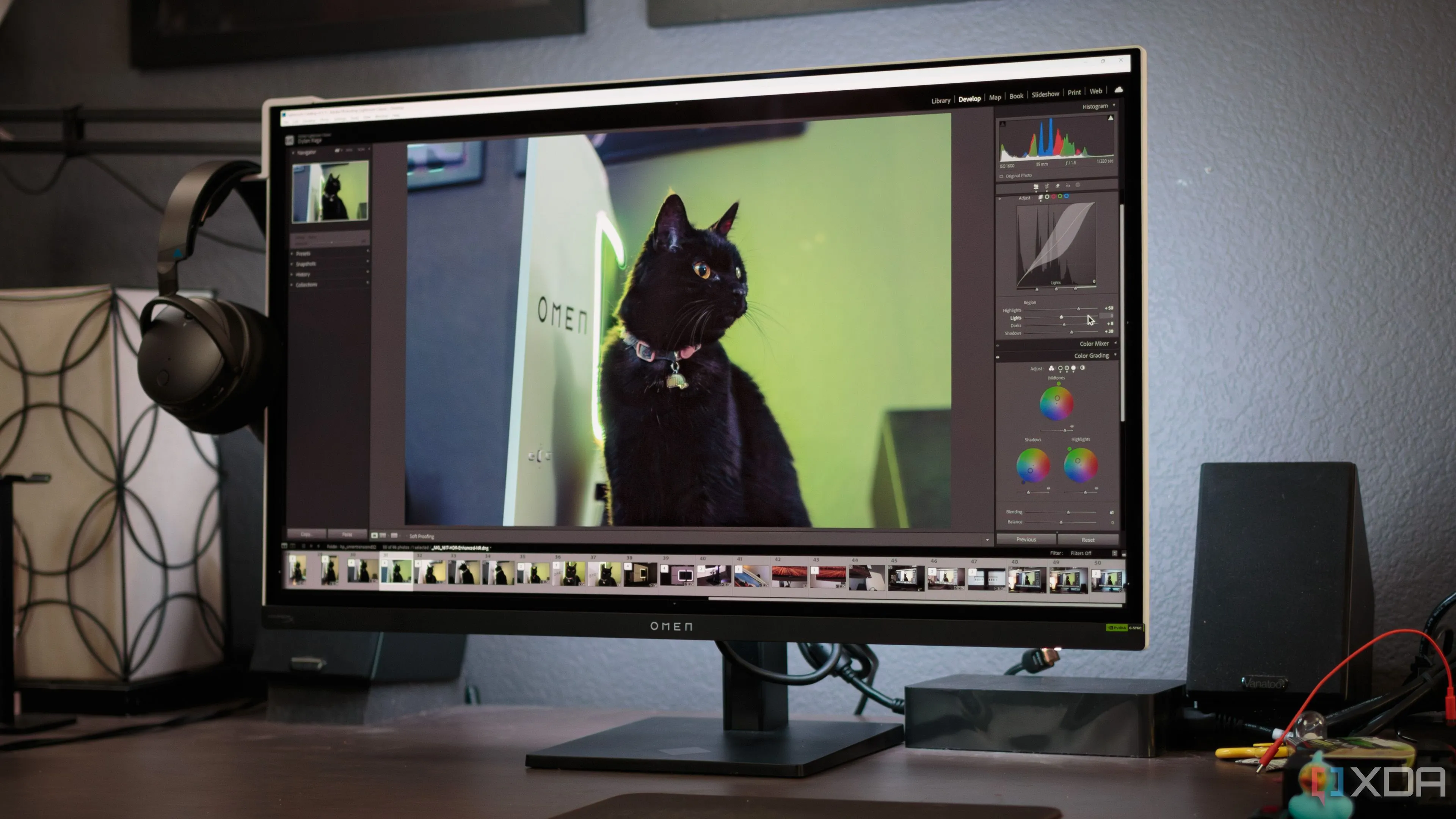 Màn hình OLED hiển thị giao diện Adobe Lightroom cho công việc chỉnh sửa ảnh