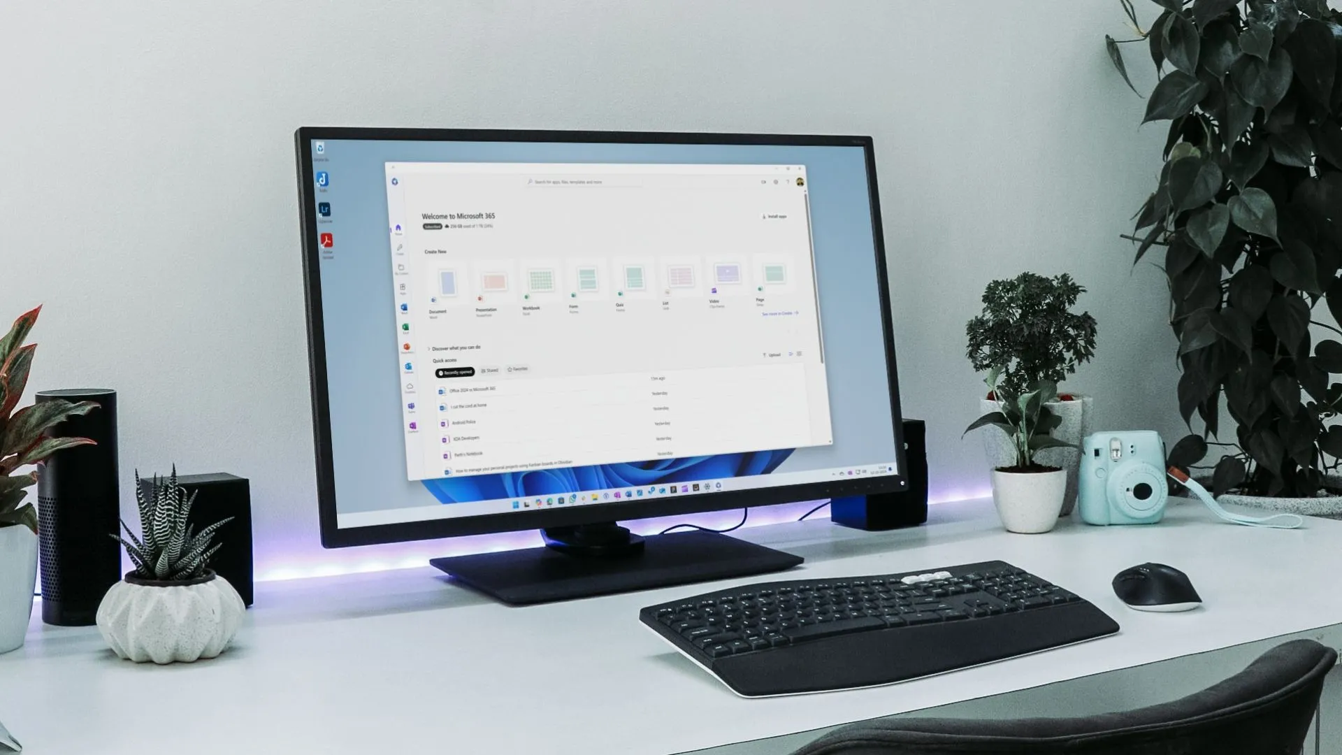 Màn hình rộng và bàn phím với Office được hiển thị