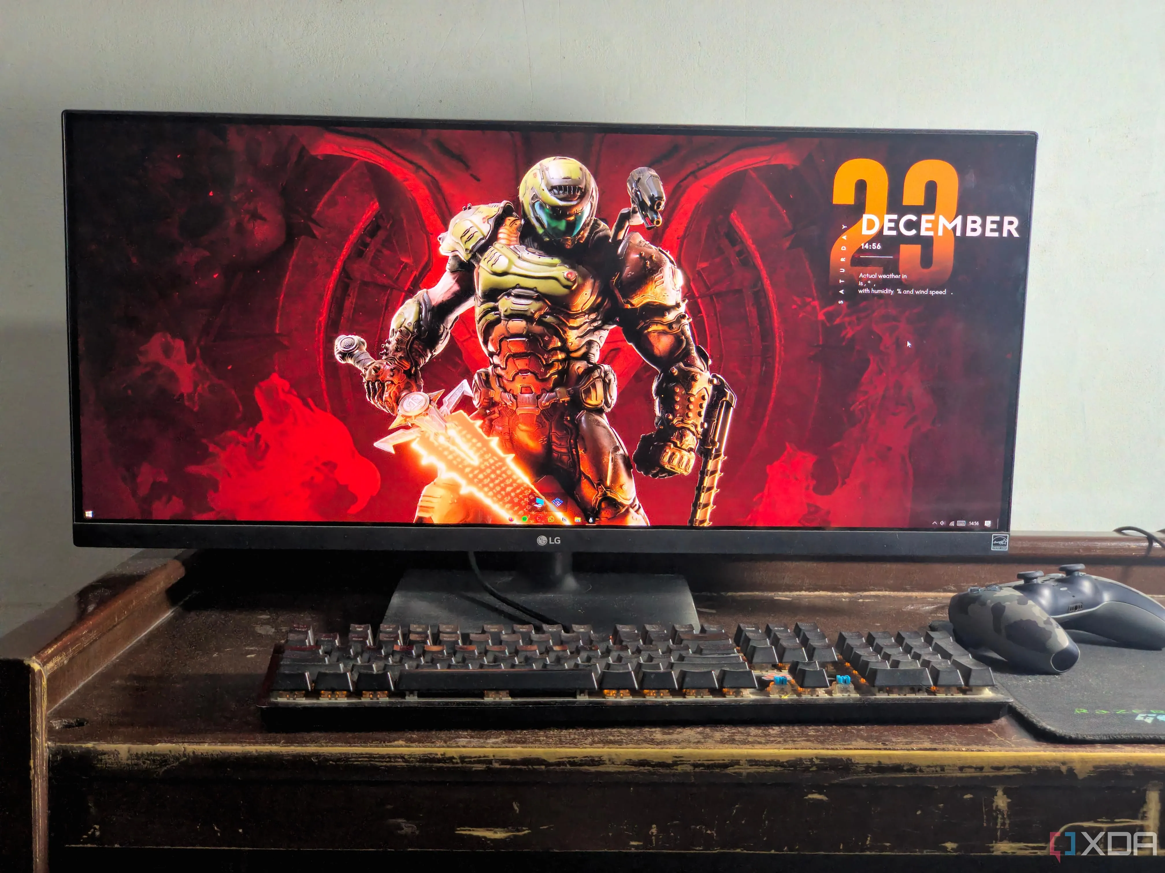 Màn hình siêu rộng với hình nền Doom Eternal, minh họa không gian làm việc đa nhiệm và giải trí