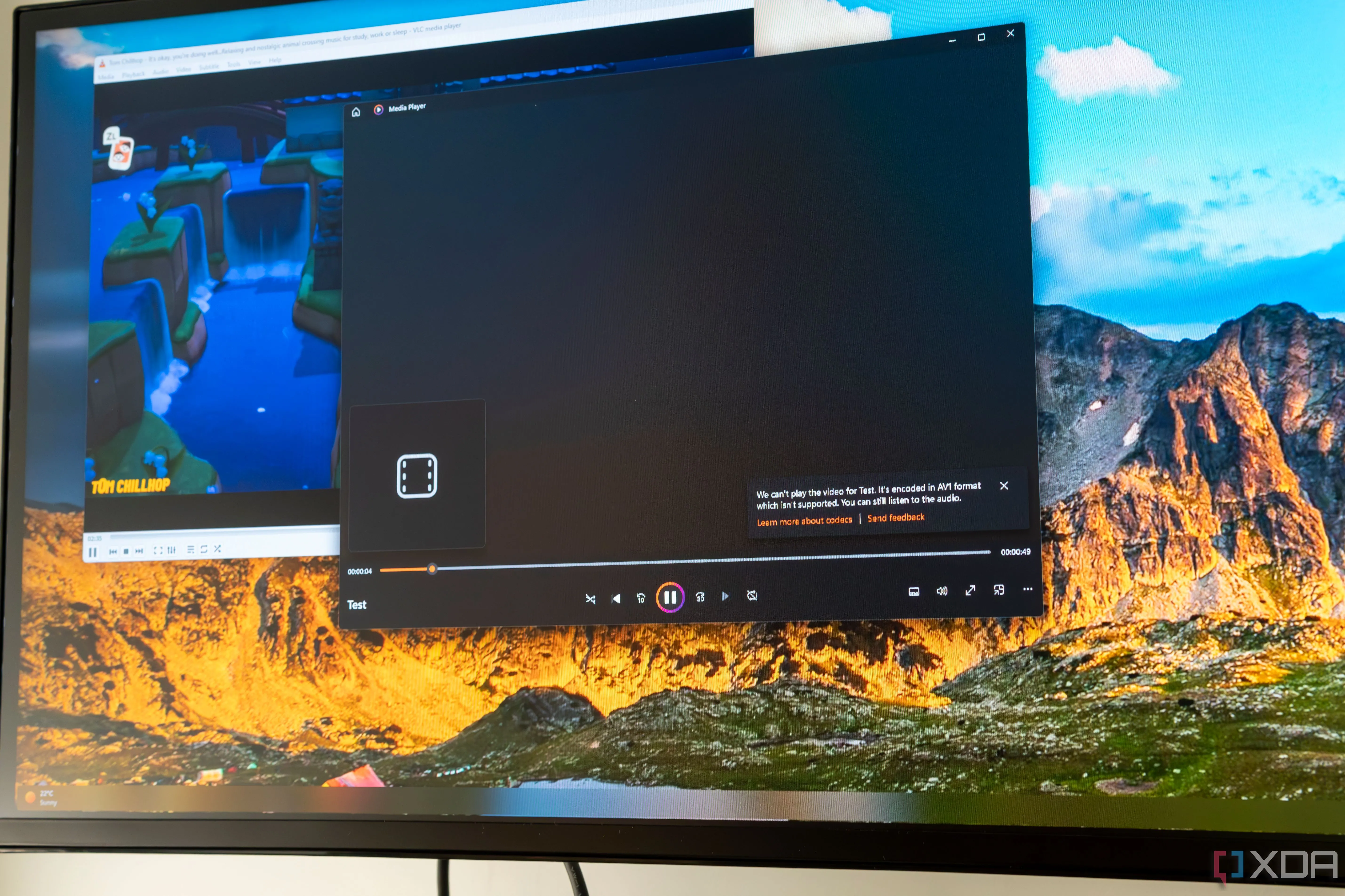 Màn hình so sánh Windows Media Player không phát được file AV1 và VLC phát video trực tuyến mượt mà