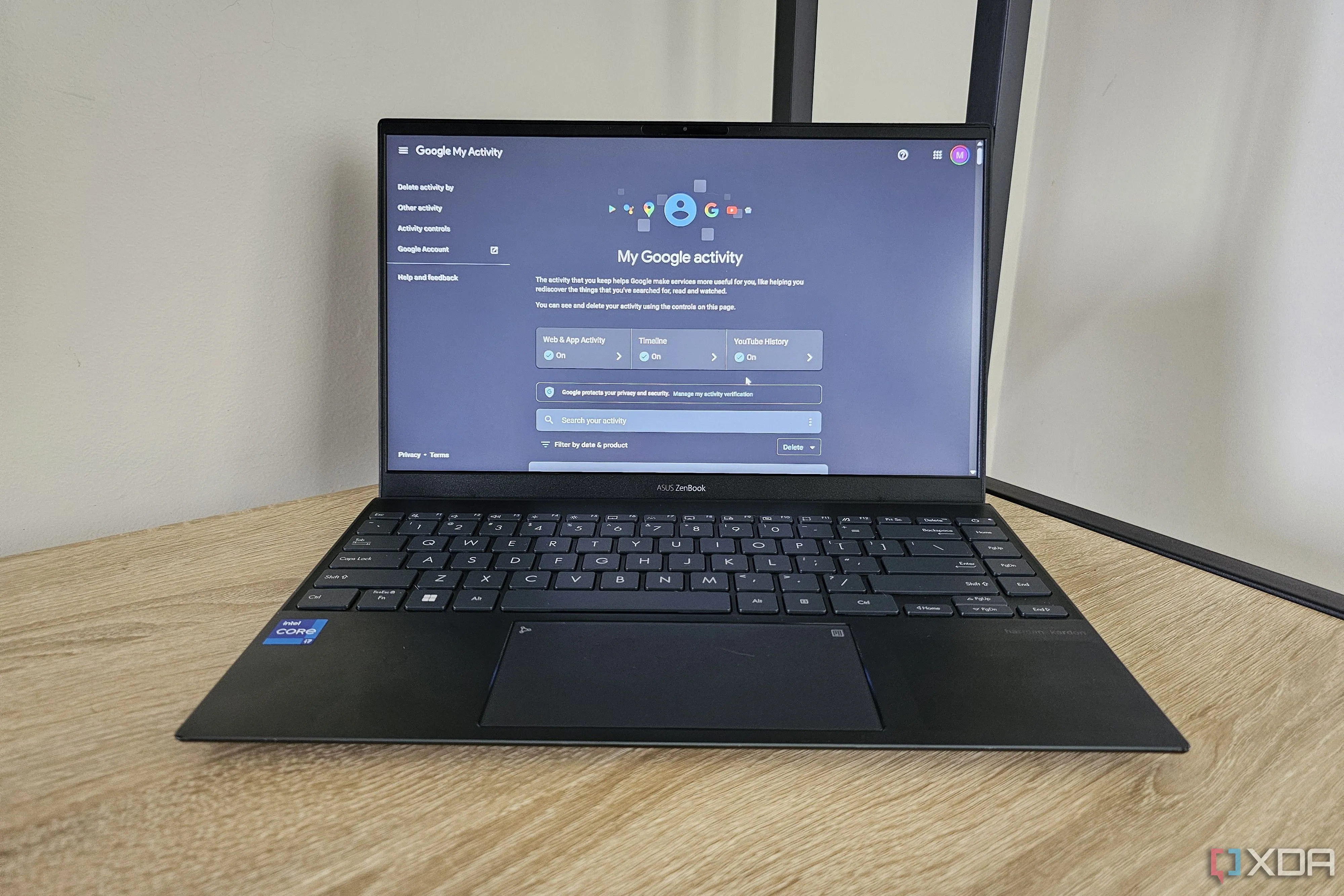 Màn hình trang tài khoản Google trên laptop, liên tưởng đến rủi ro khi liên kết nhiều dữ liệu