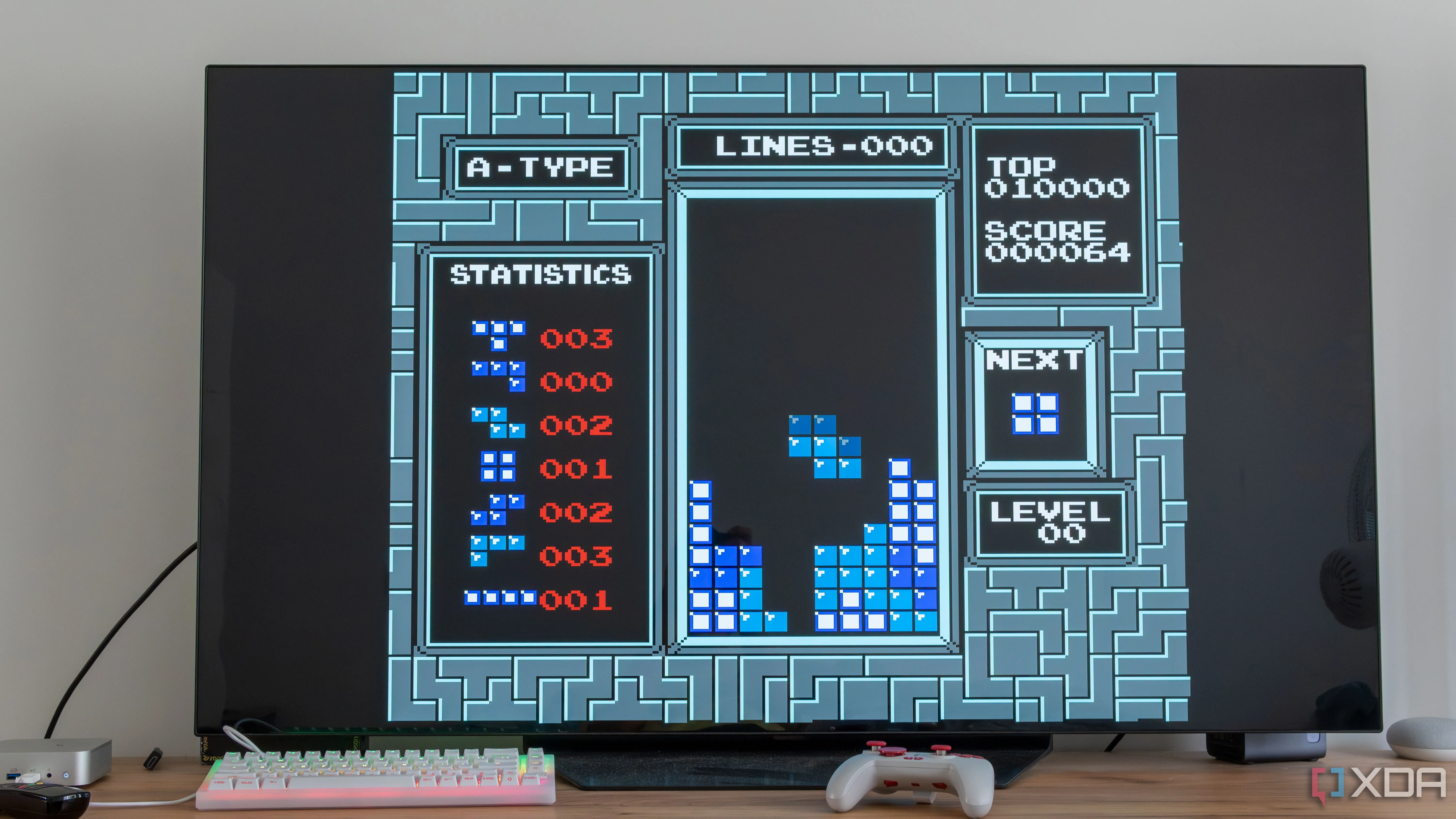 Màn hình TV hiển thị game Tetris giả lập trên NES thông qua EmulationStation, cho thấy giao diện người dùng thân thiện của phần mềm