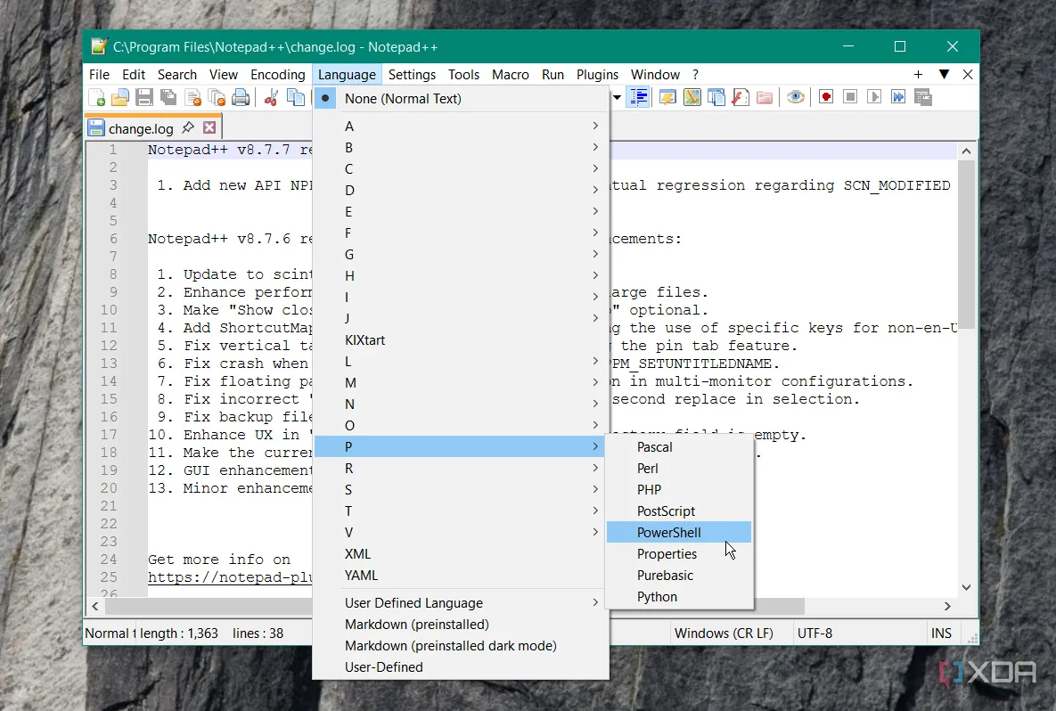 Màn hình Windows hiển thị Notepad++ đang mở, với tính năng tô sáng cú pháp và menu chọn ngôn ngữ lập trình