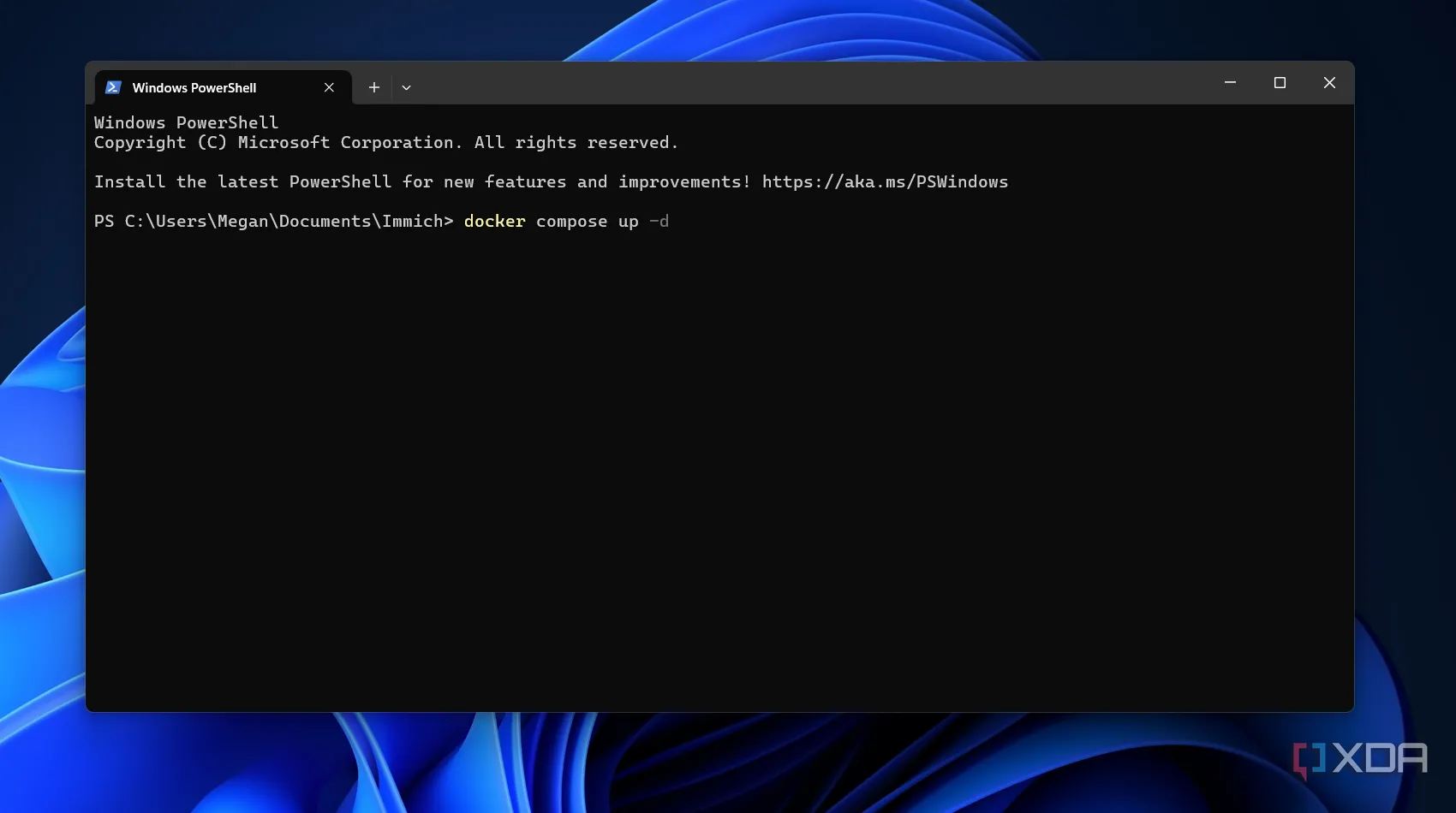 Màn hình Windows PowerShell hiển thị lệnh Docker Compose up để khởi tạo dịch vụ