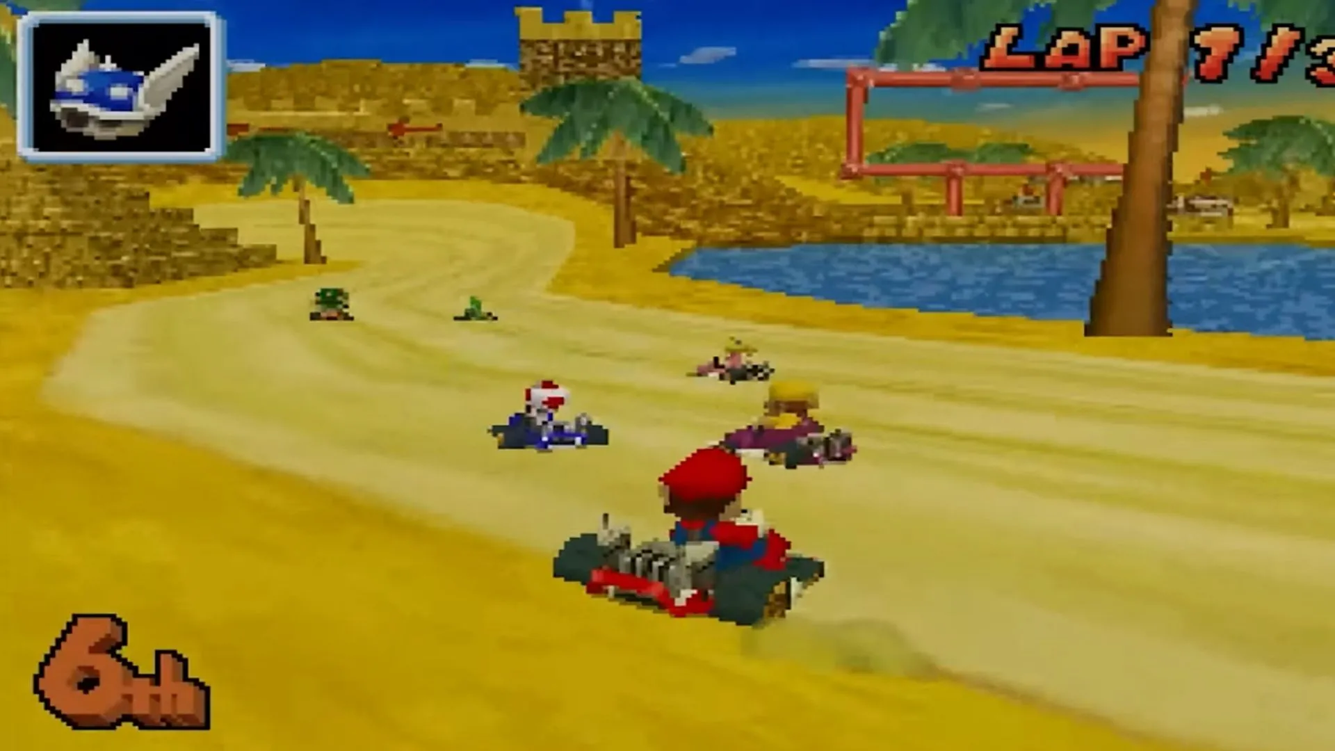 Mario trong bộ đồ đua đang phóng ga trên đường đua với Vỏ Xanh xuất hiện trong Mario Kart DS, một phiên bản &quot;Not For Resale&quot; cực hiếm.