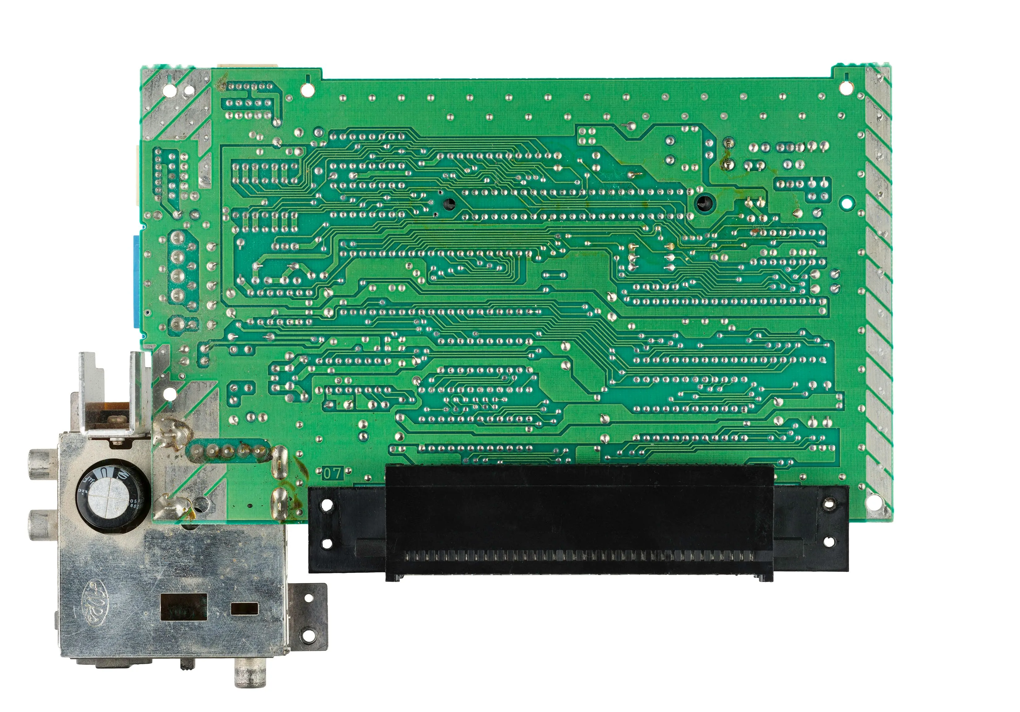 Mặt dưới bo mạch chủ Nintendo NES Mk1 với hệ thống đường truyền dữ liệu (bus)