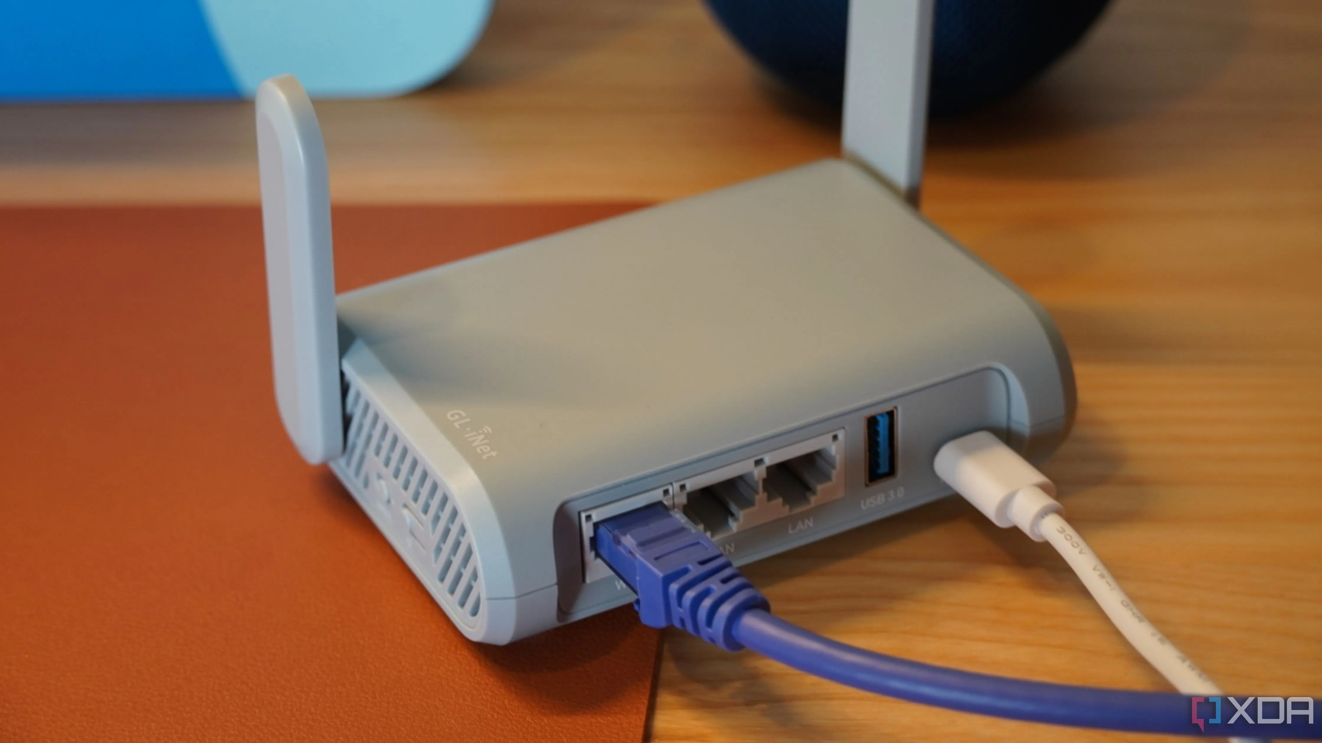 Mặt sau của bộ định tuyến (router) Gl.iNet Beryl, minh họa cổng kết nối