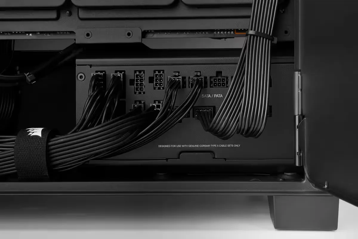 Mặt sau của bộ nguồn Corsair màu đen với các cáp kết nối, đại diện cho PSU chất lượng cao.