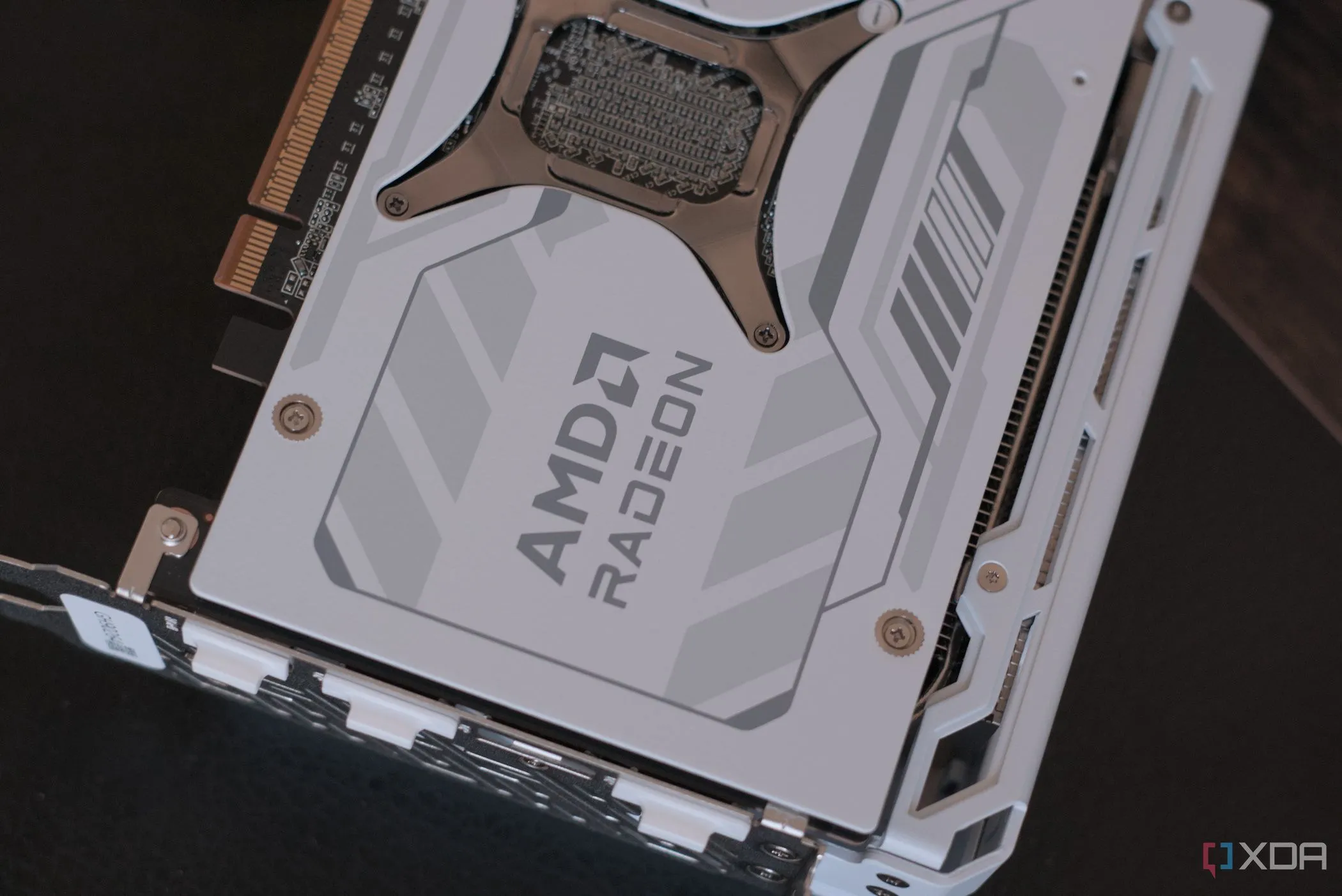 Mặt sau của card đồ họa ASRock Radeon RX 9070 XT Steel Legend, một lựa chọn cạnh tranh trong phân khúc GPU Ray Tracing.