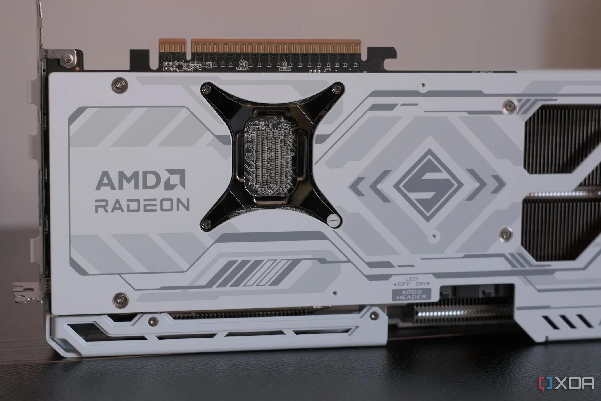 Mặt sau của card đồ họa ASRock Radeon RX 9070 XT Steel Legend, nhấn mạnh thiết kế và hiệu năng của GPU AMD.