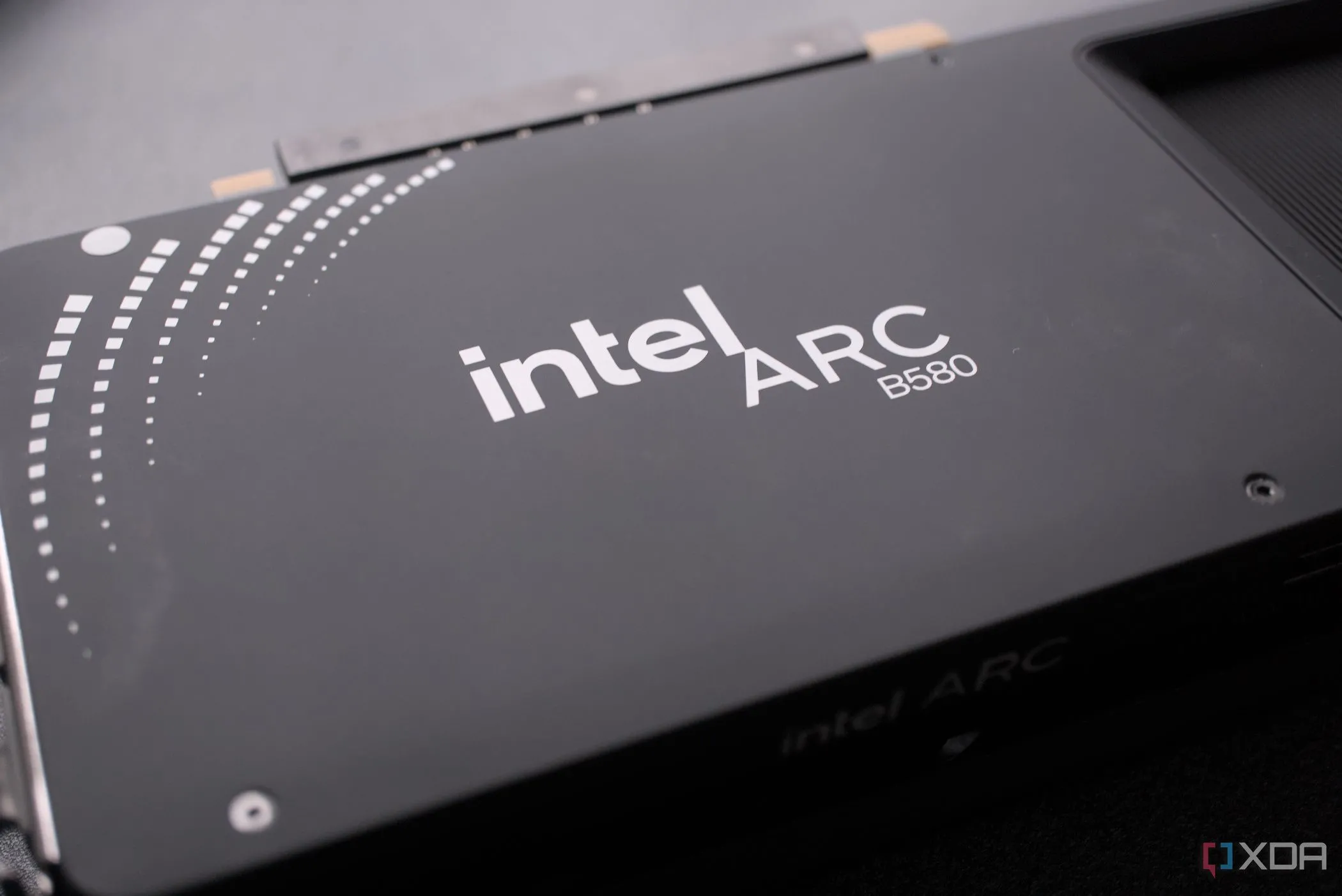 Mặt sau của card đồ họa Intel Arc B580, biểu tượng cho sự trở lại ấn tượng của Intel trong phân khúc GPU chơi game giá rẻ.