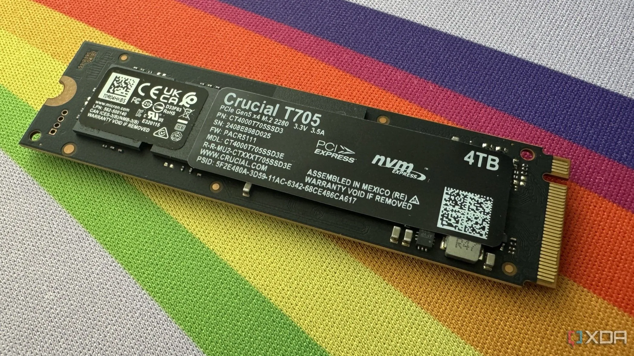 Mặt sau của ổ SSD Crucial T705 với thông tin sản phẩm, minh họa cho các loại ổ SSD hiện đại