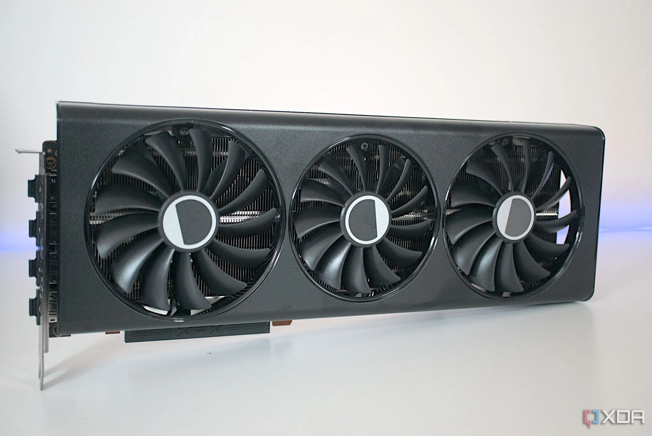Mặt trước card đồ họa XFX Radeon RX 7700 XT Speedster 319, minh chứng cho công nghệ GPU và upscaling trong game.