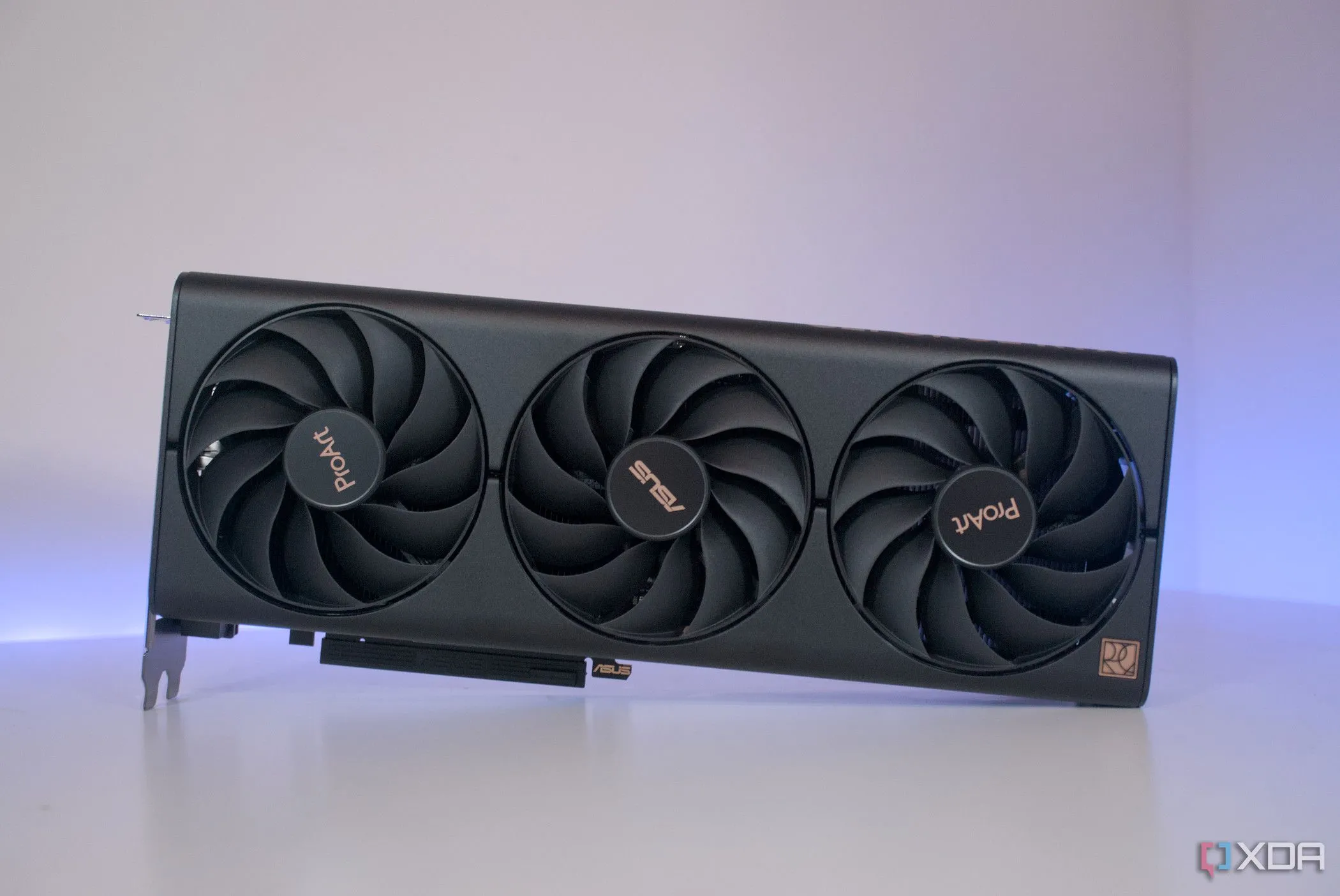 Mặt trước của Asus ProArt GeForce RTX 4060 Ti