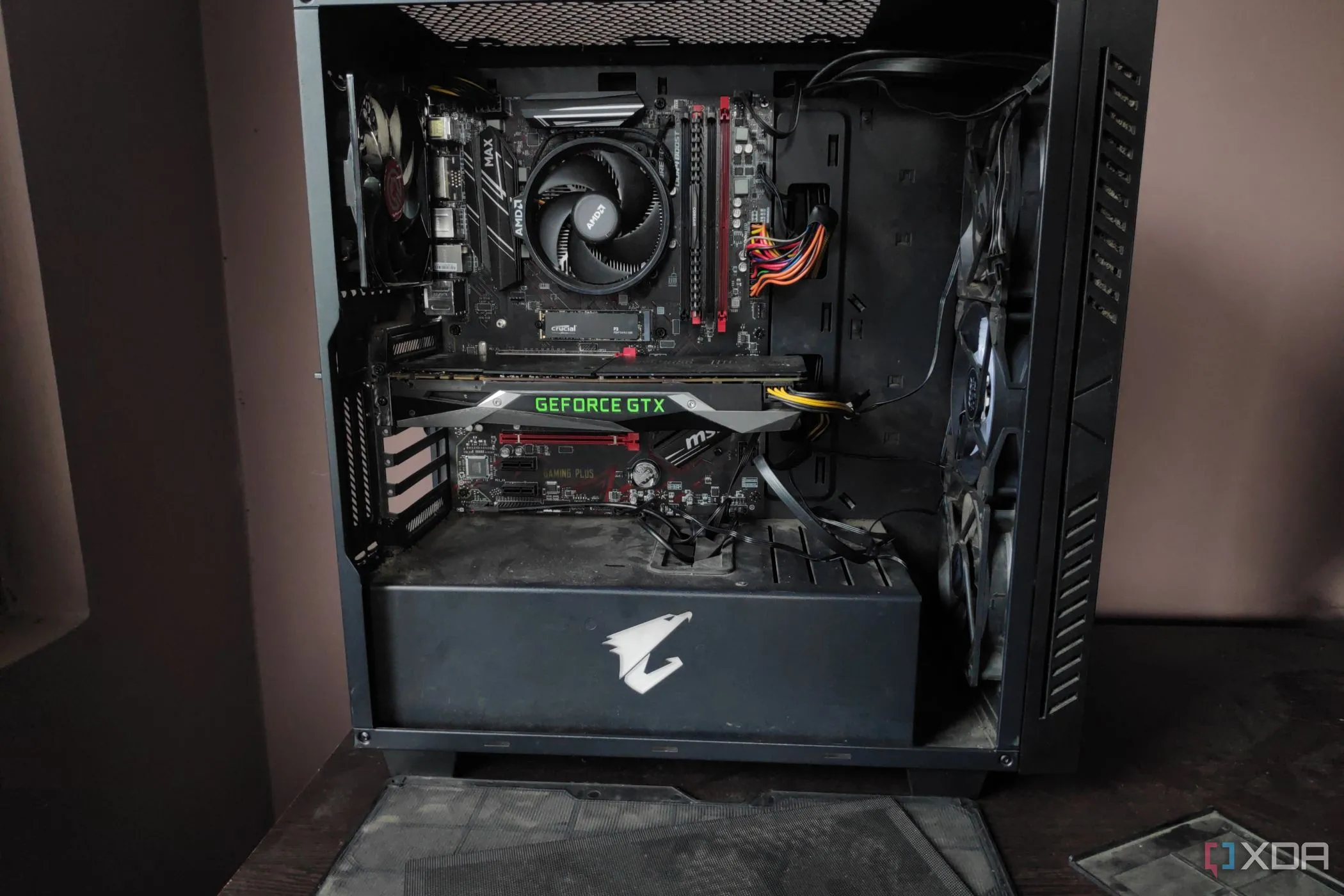 Mặt trước của một chiếc PC cũ bám bụi với các bộ lọc bụi của nó