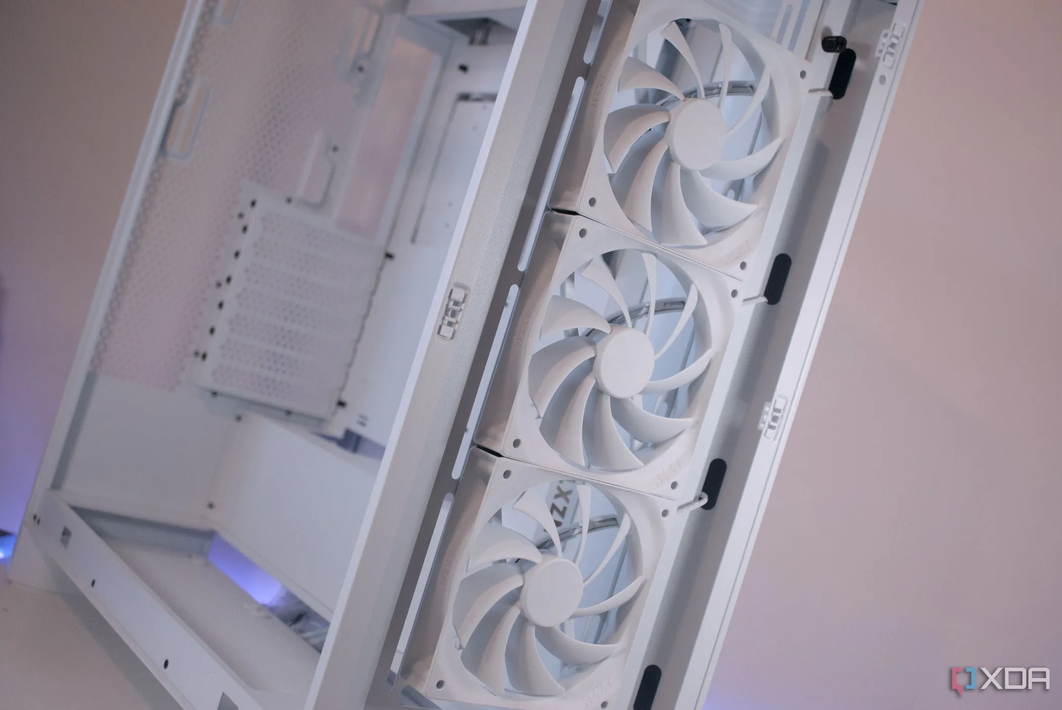 Mặt trước của vỏ case NZXT H7 Flow (2024) với các quạt tản nhiệt được lắp đặt phía trước