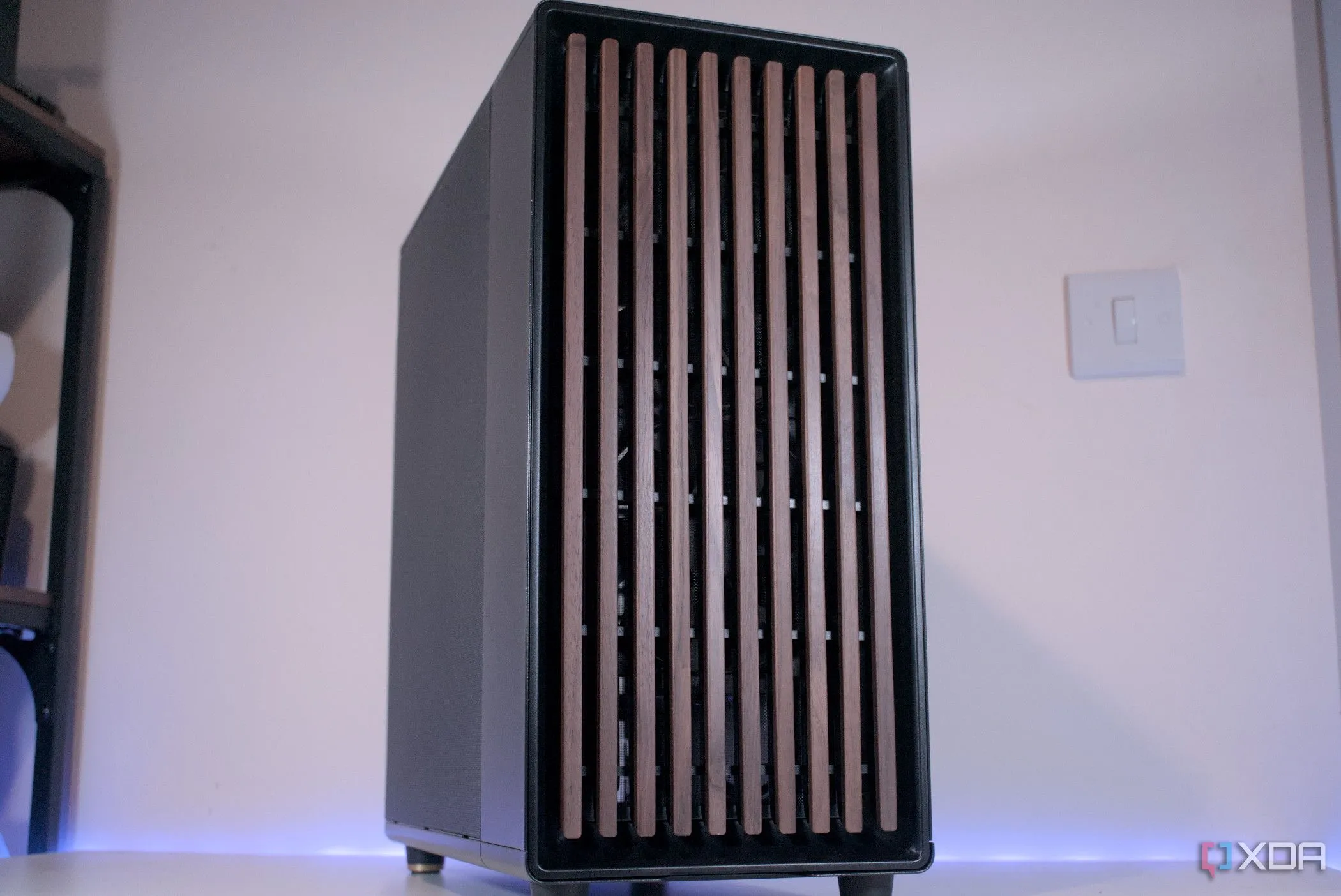 Mặt trước vỏ case Fractal Design North với thiết kế tối giản, vật liệu tự nhiên