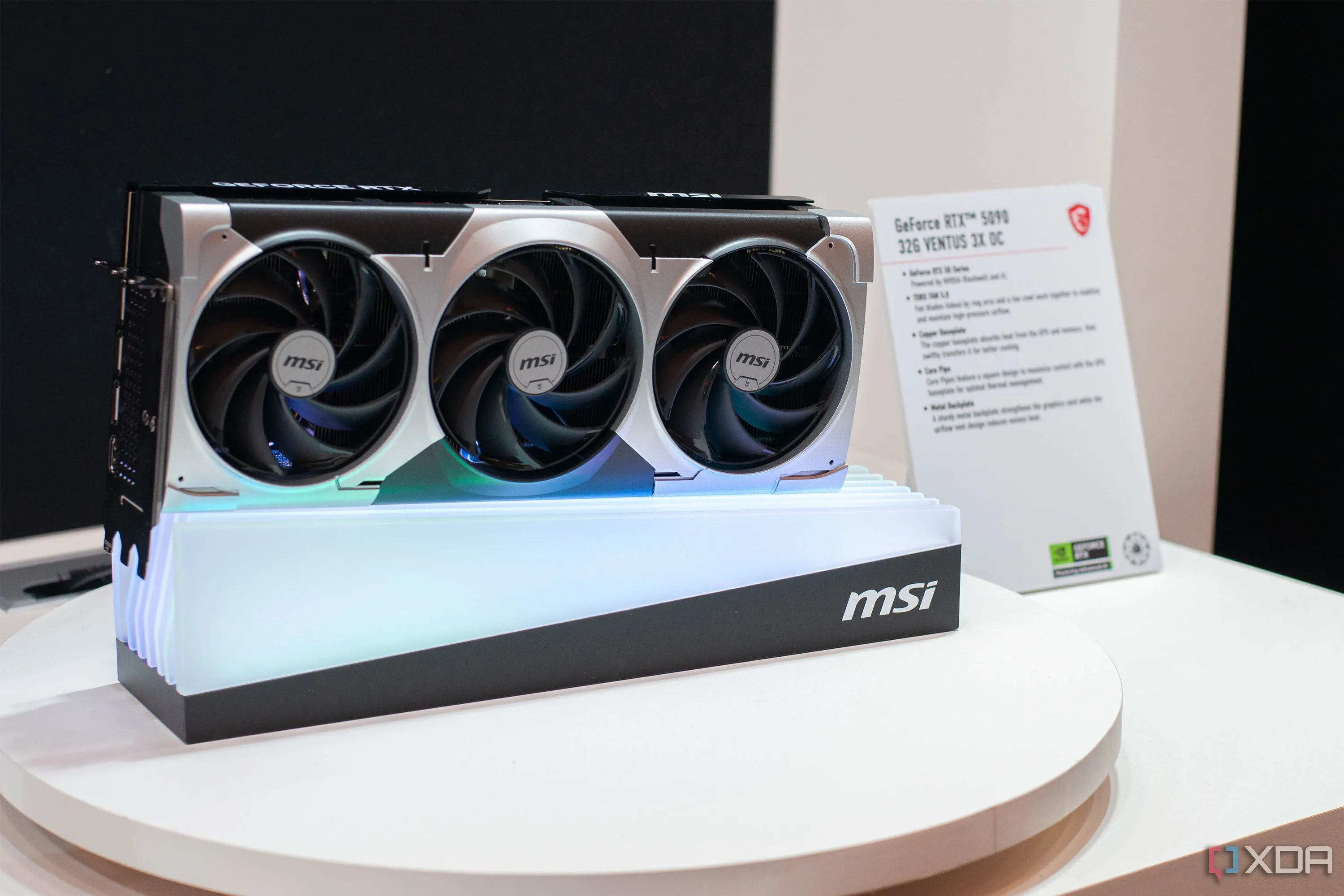 Mẫu card đồ họa MSI RTX 5090 tại sự kiện CES 2025