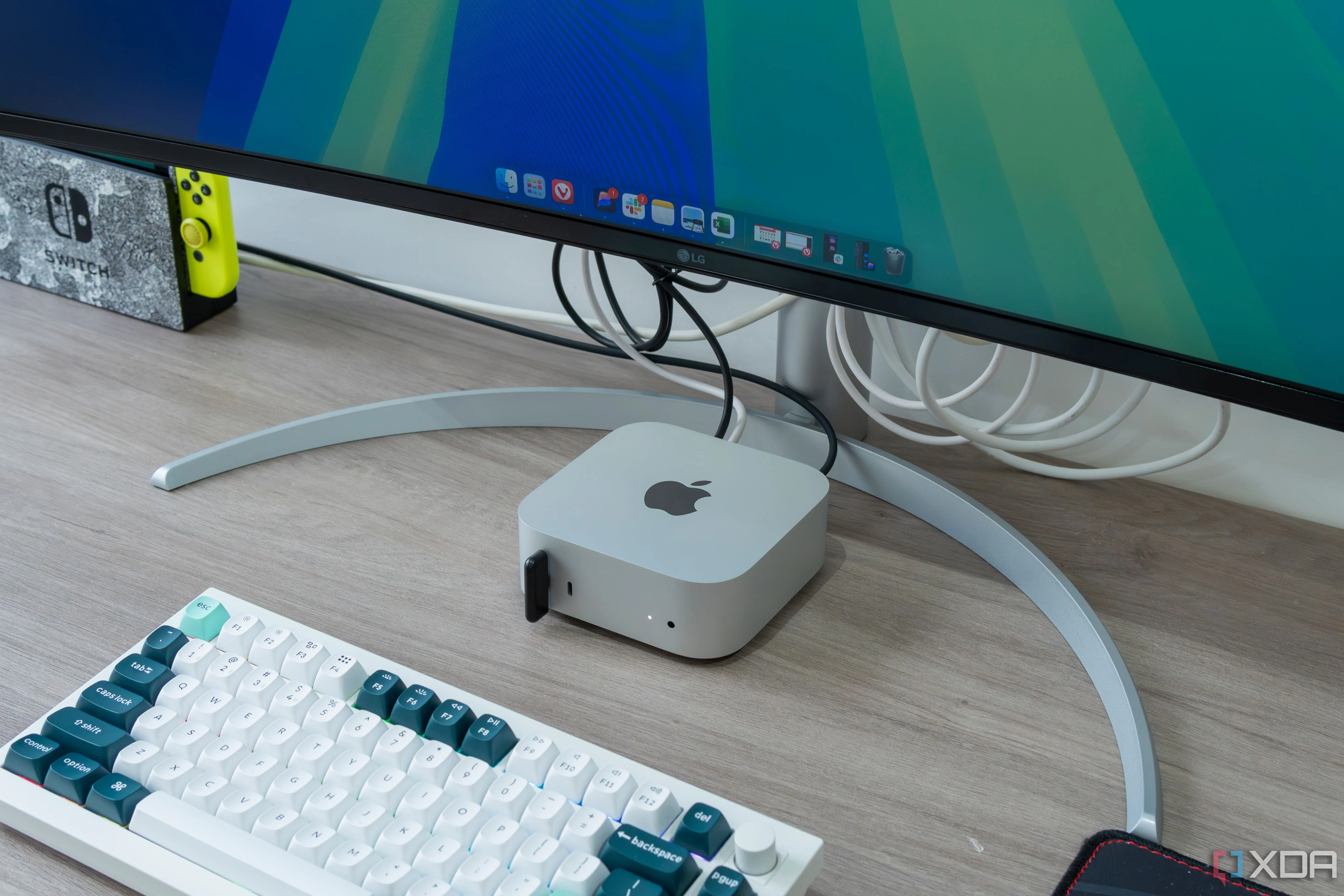 Mẫu máy Mac Mini M4 kết nối với màn hình ultrawide, hiển thị Dock được tối ưu