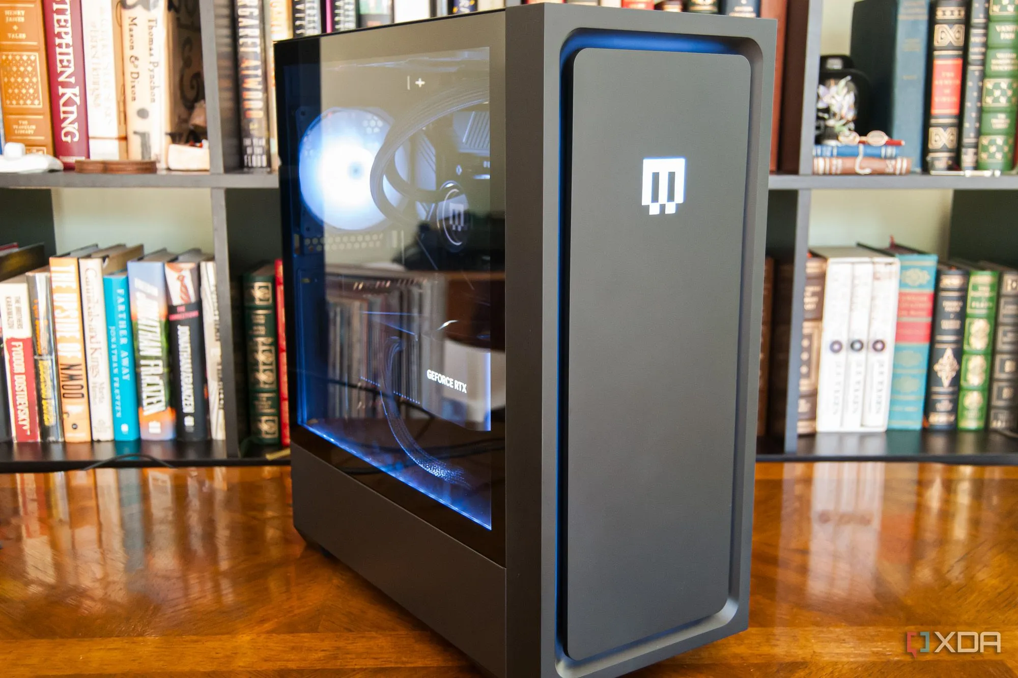 Mẫu PC gaming dựng sẵn Maingear MG-1 Legendary với thiết kế hiện đại