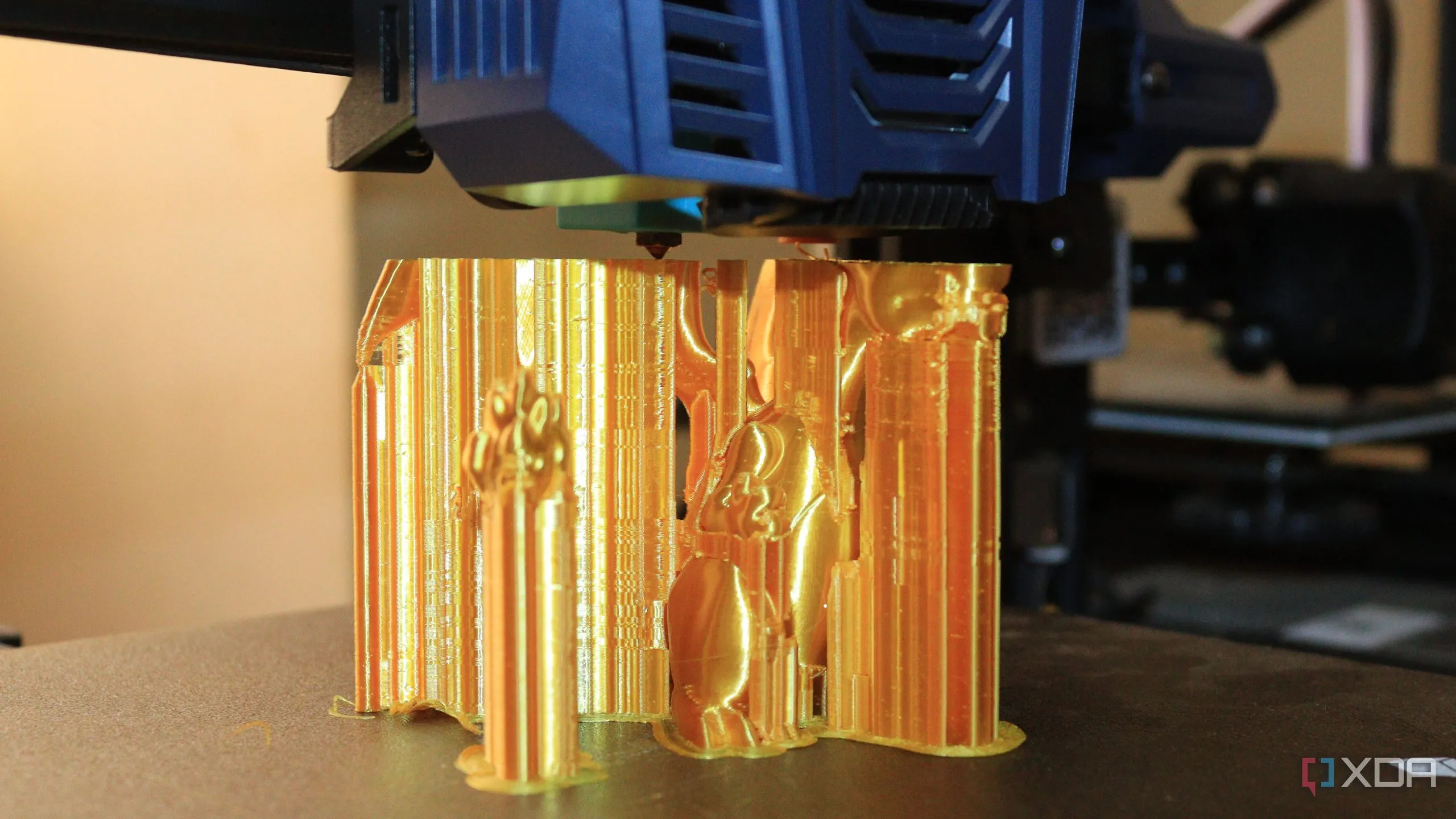 Mẫu vật đang được in 3D trên bàn nhiệt, biểu thị việc giám sát nhiệt độ và quạt qua OctoPrint
