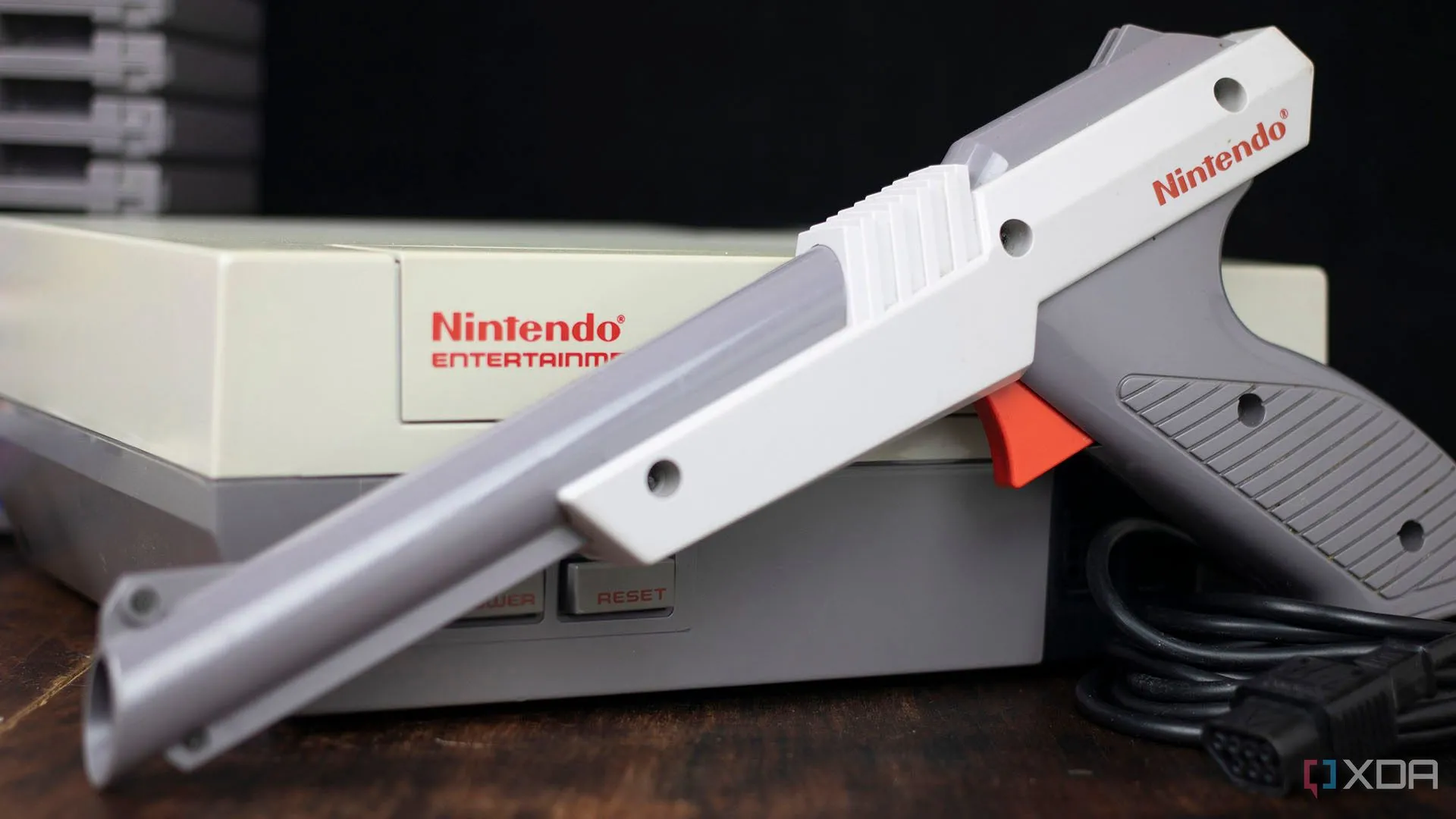 Máy chơi game Nintendo NES và súng Zapper biểu tượng của thập niên 80