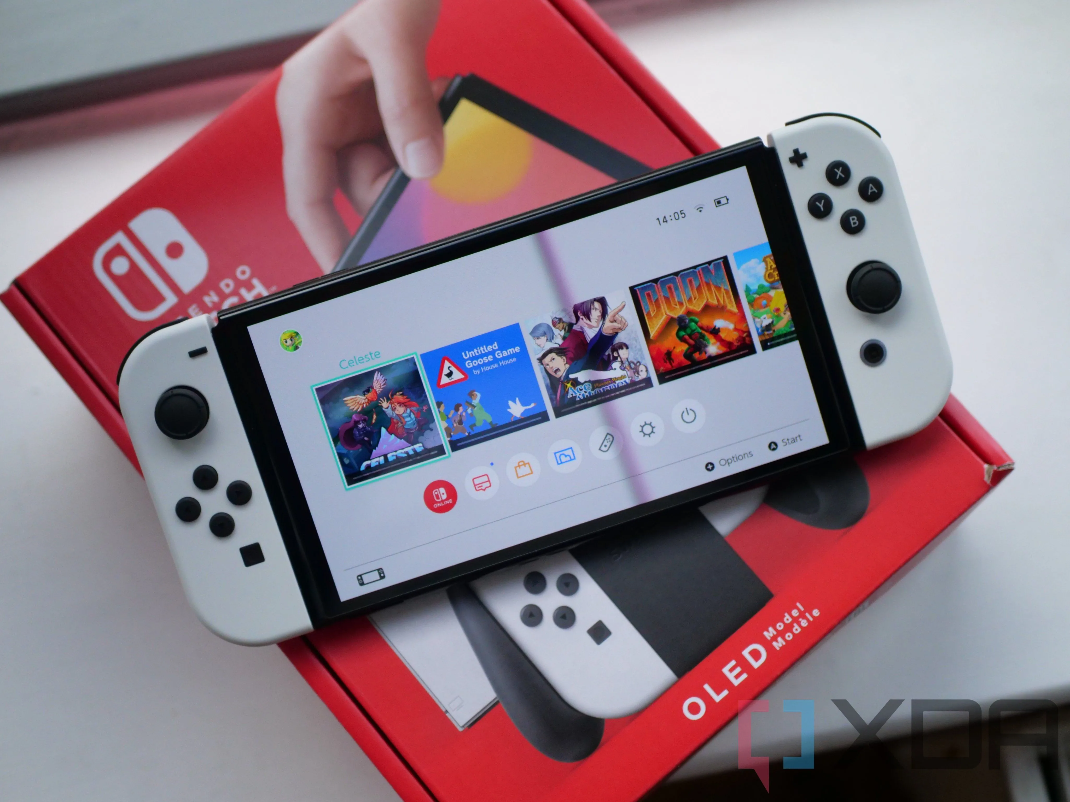 Máy chơi game Nintendo Switch OLED màu trắng với Joy-Con