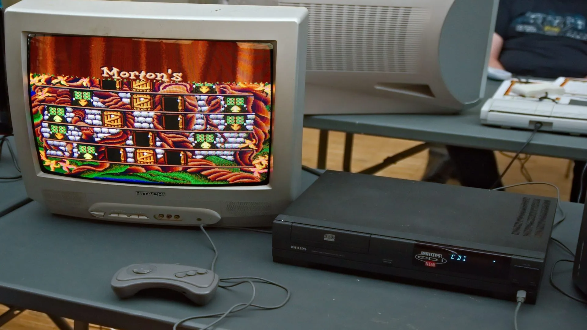 máy chơi game Philips CD-i chạy Hotel Mario tại sự kiện