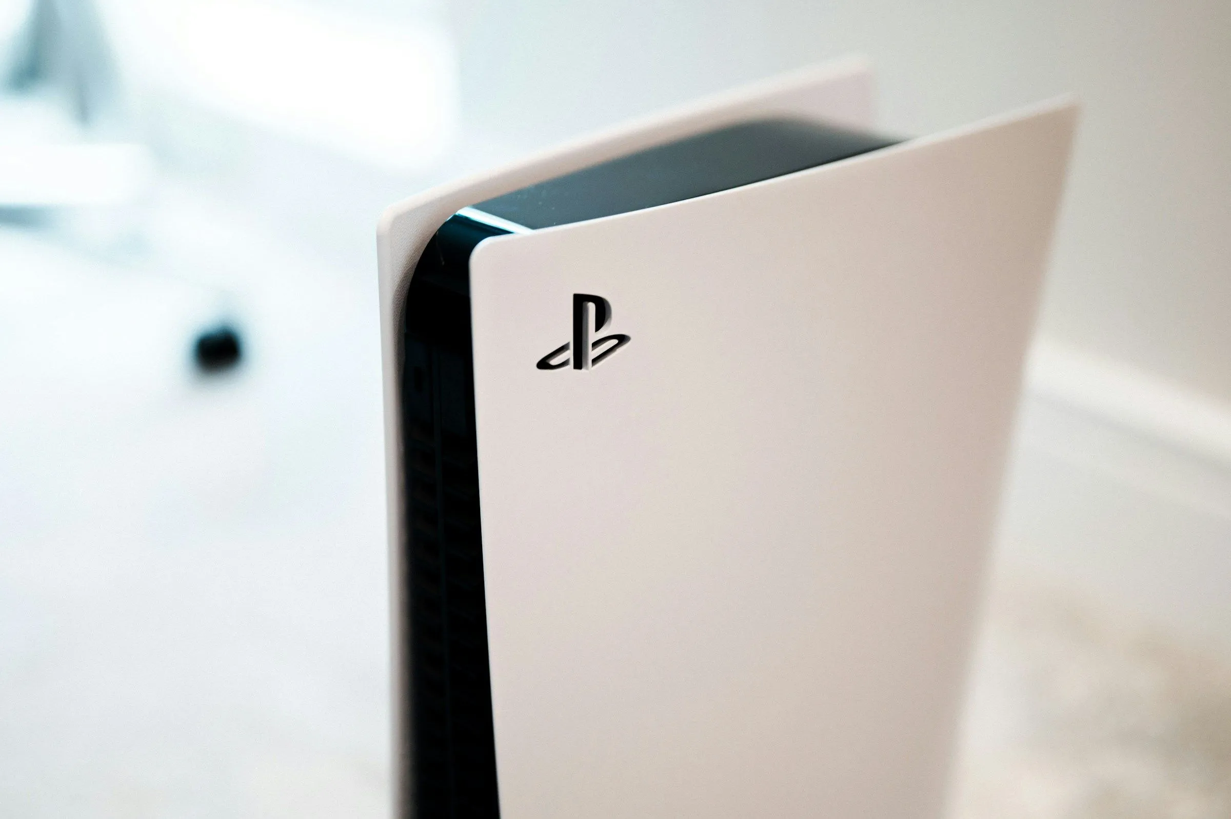 Máy chơi game PlayStation 5 cận cảnh, biểu tượng cho dịch vụ PSN và PS Plus của Sony