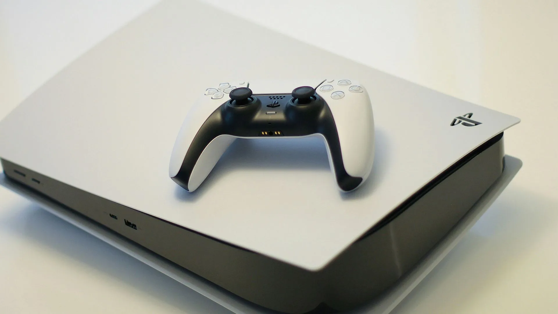 Máy chơi game PlayStation 5 của Sony, dịch vụ PS Plus cung cấp nội dung game độc quyền