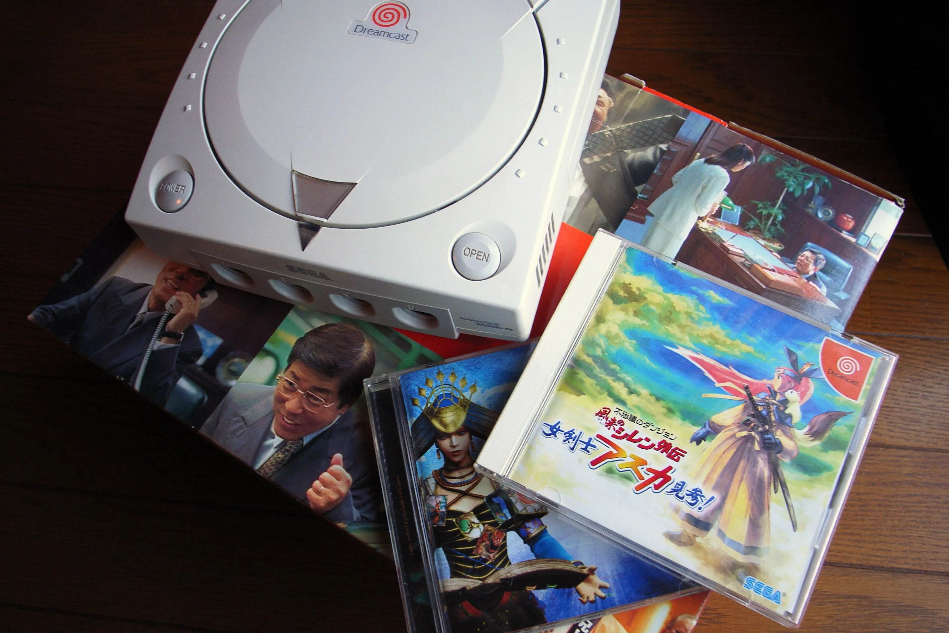 Máy chơi game Sega Dreamcast cùng các đĩa game, biểu tượng của sự tiên phong công nghệ và kết thúc một kỷ nguyên của Sega