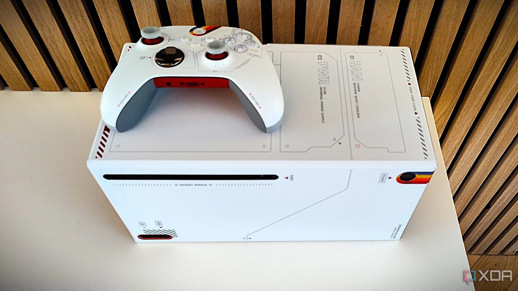 Máy chơi game Xbox Series X với tay cầm Starfield và vỏ bọc bảo vệ