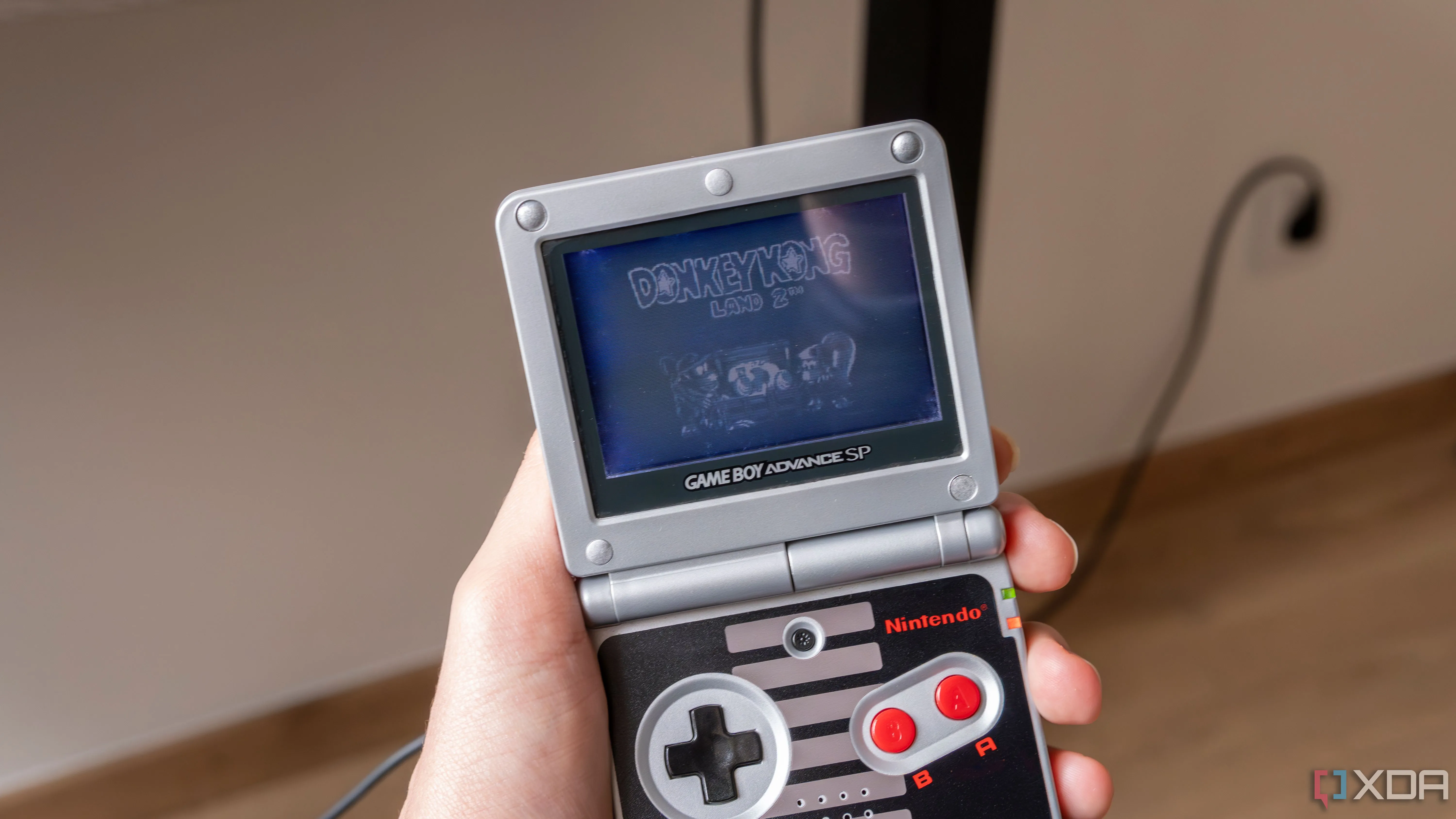 Máy Game Boy Advance SP đang chơi game Donkey Kong Land 2