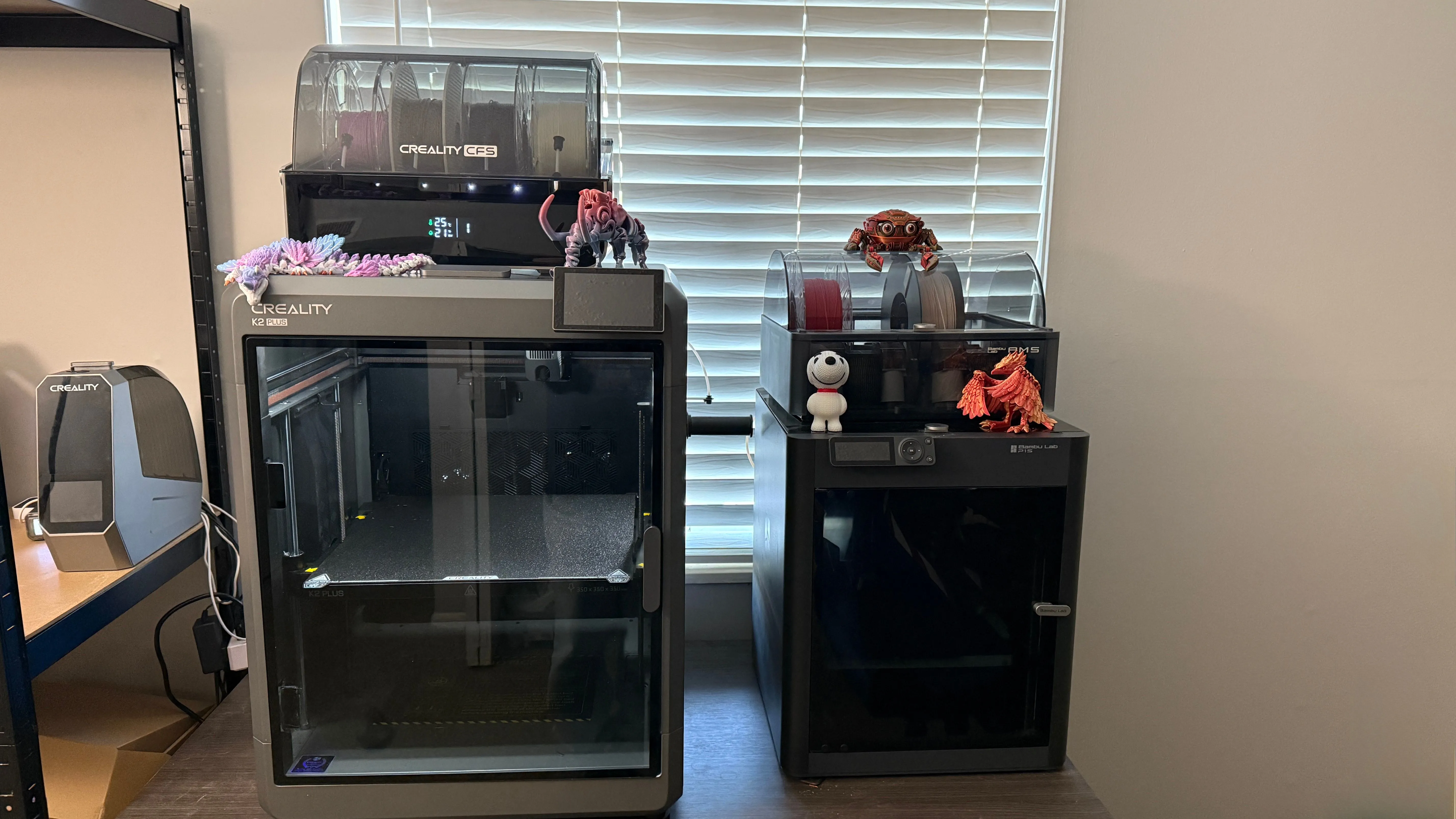 Máy in 3D đang hoạt động trên chân đế, biểu tượng cho sức mạnh của công nghệ in 3D trong sản xuất và chế tạo