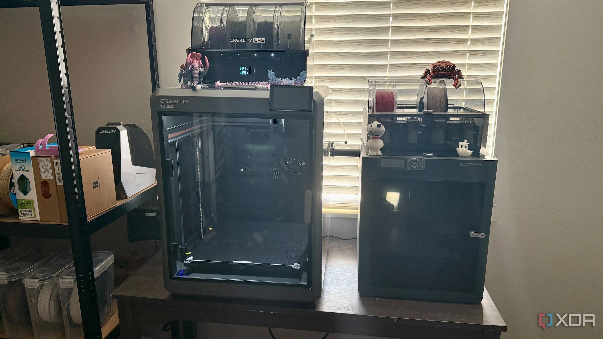 Máy in 3D đang tạo ra một sản phẩm chi tiết với sợi nhựa filament, thể hiện khả năng sản xuất phụ kiện quản lý cáp tùy chỉnh.