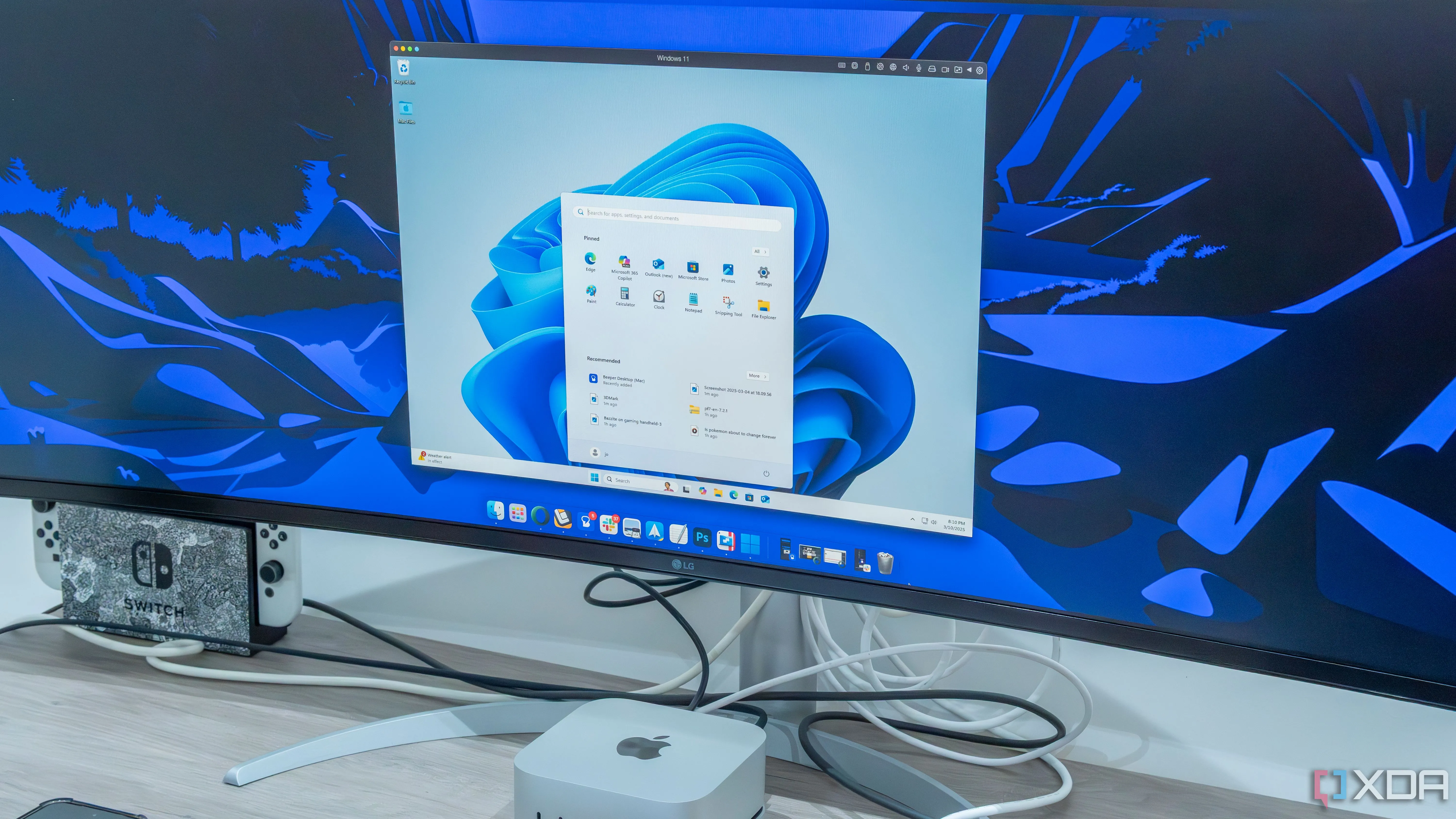 Máy Mac Mini dưới màn hình, thể hiện khả năng chạy máy ảo hoặc hệ điều hành khác trên một thiết bị