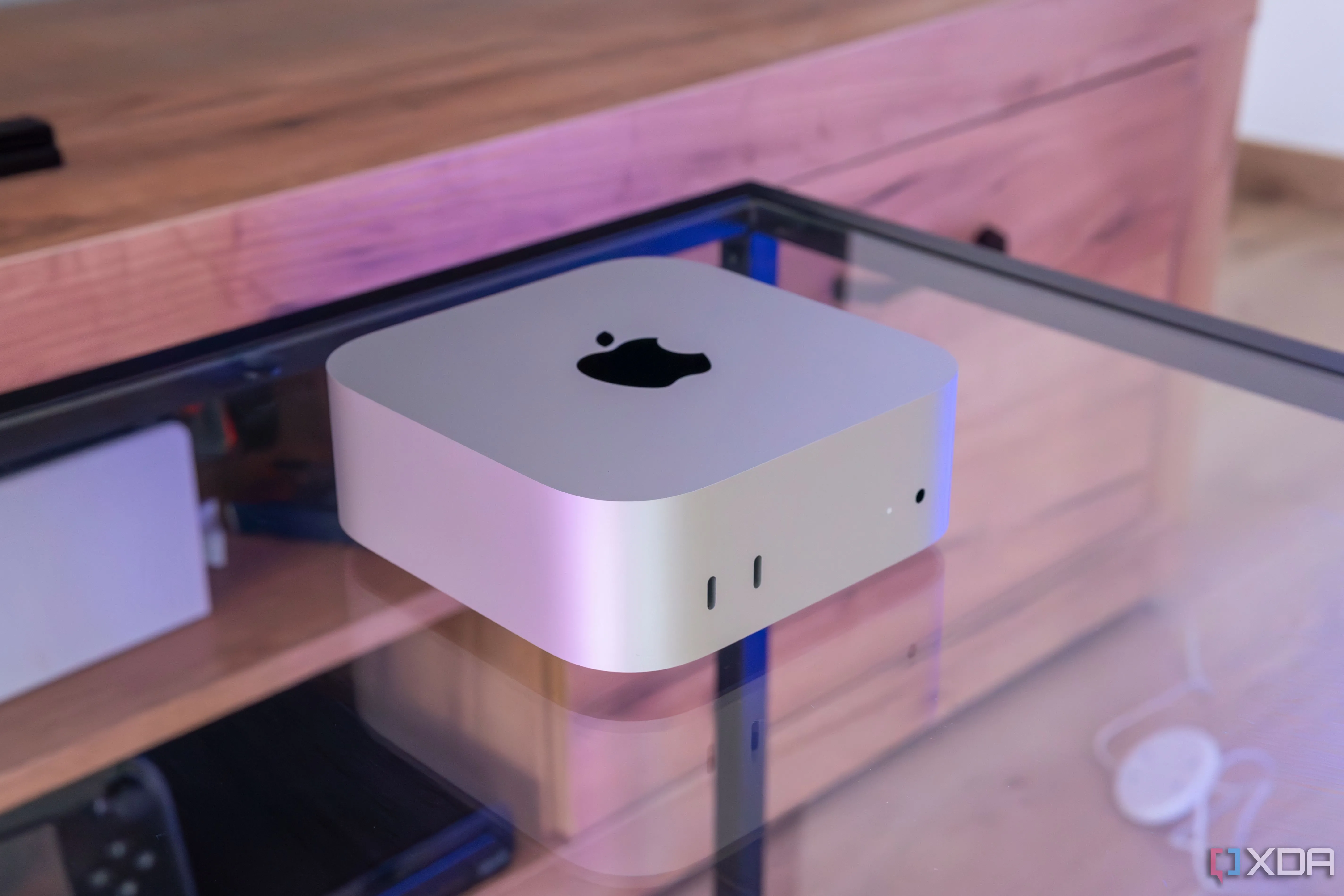 Máy Mac Mini M4 trên bàn kính, đại diện cho sự phát triển của kiến trúc ARM trong máy tính cá nhân